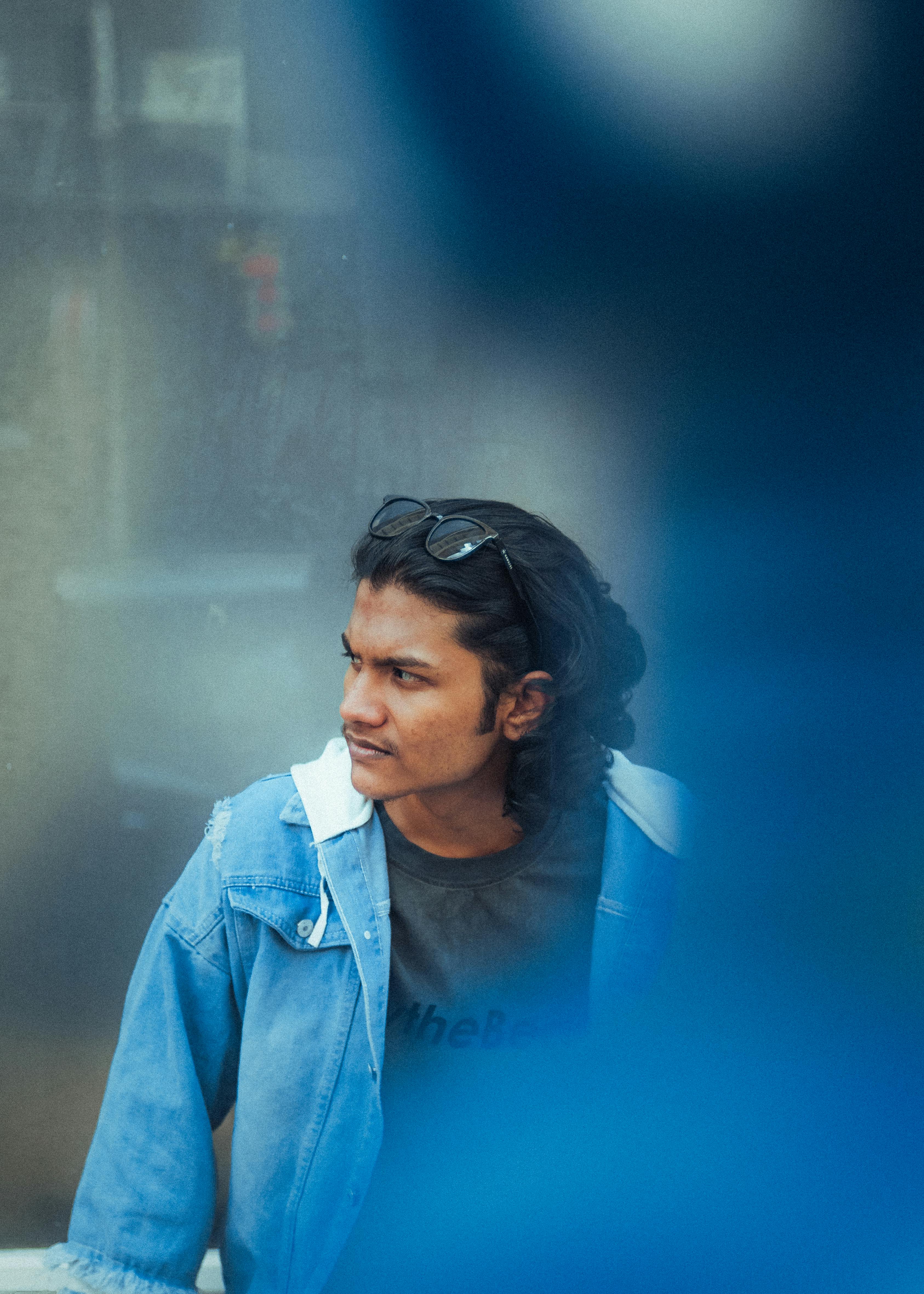 Miễn phí Một chàng trai trẻ sành điệu trong trang phục denim tạo dáng trên đường phố George Town, Penang. Ảnh lưu trữ