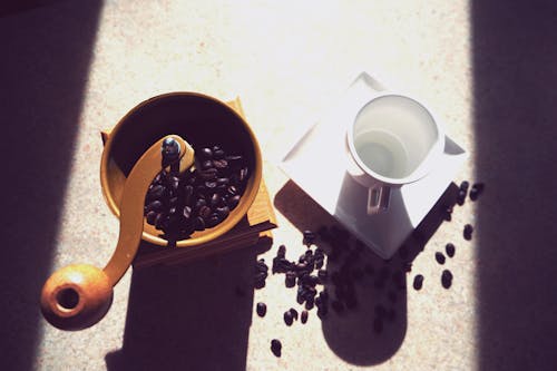 無料 マグカップの横にある茶色のコーヒーグラインダー 写真素材