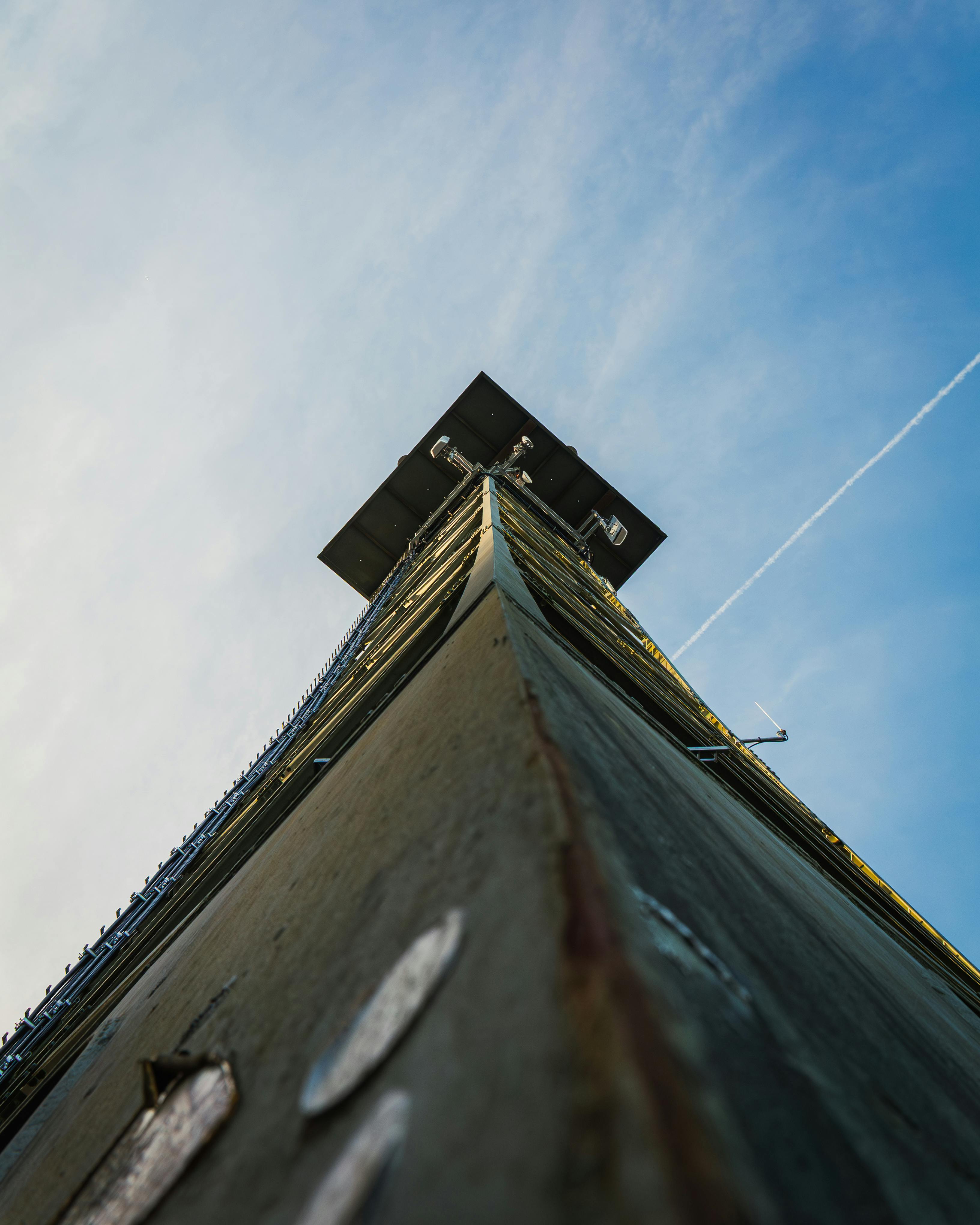 無料 澄み切った青空の下にある通信塔のドラマチックな上空の眺め。 写真素材