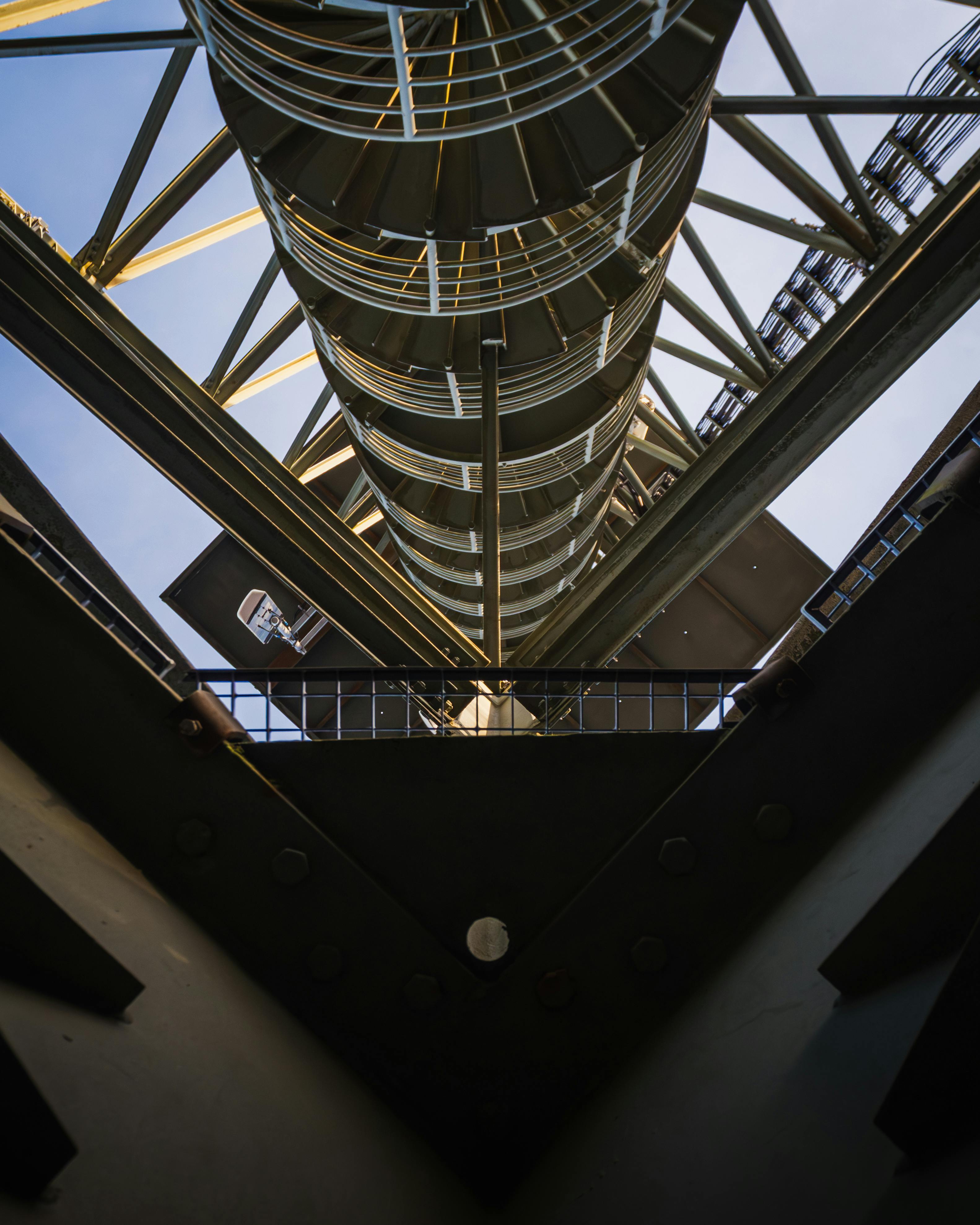 Gratis Oppoversikt over et metalltårn som viser dets intrikate gitterstruktur i den gylne time. Arkivbilde