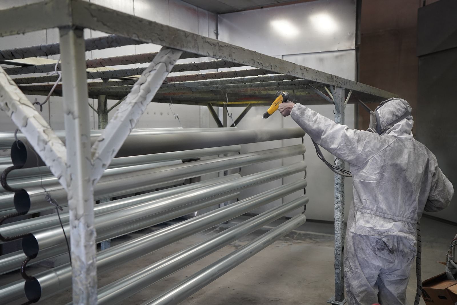 Application of a coating on metal parts: the solvents released afterwards determine the drying requirements