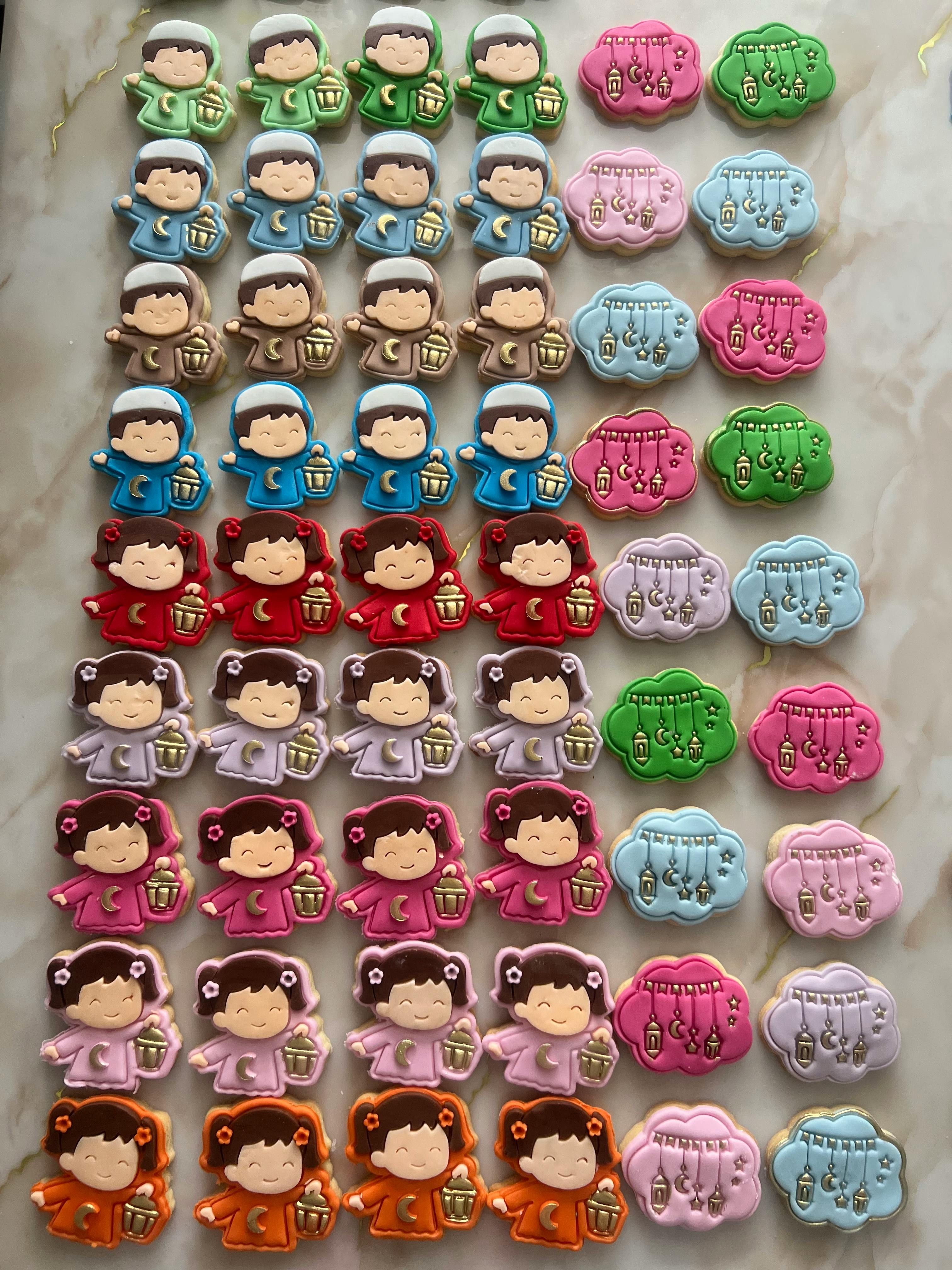 Bezpłatne Kolekcja żywych, kreskówkowych postaci trzymających latarnie, ułożonych na marmurowej powierzchni. Zdjęcie z galerii