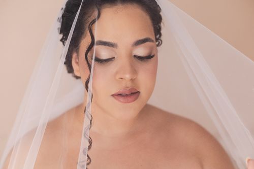 Free Beautiful portrait of a bride with a veil, showcasing elegance and serenity. Stock Photo