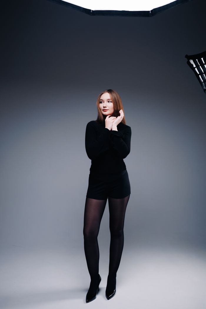 Studio portrait under a softbox — photo by Daniil Kondrashin on Pexels