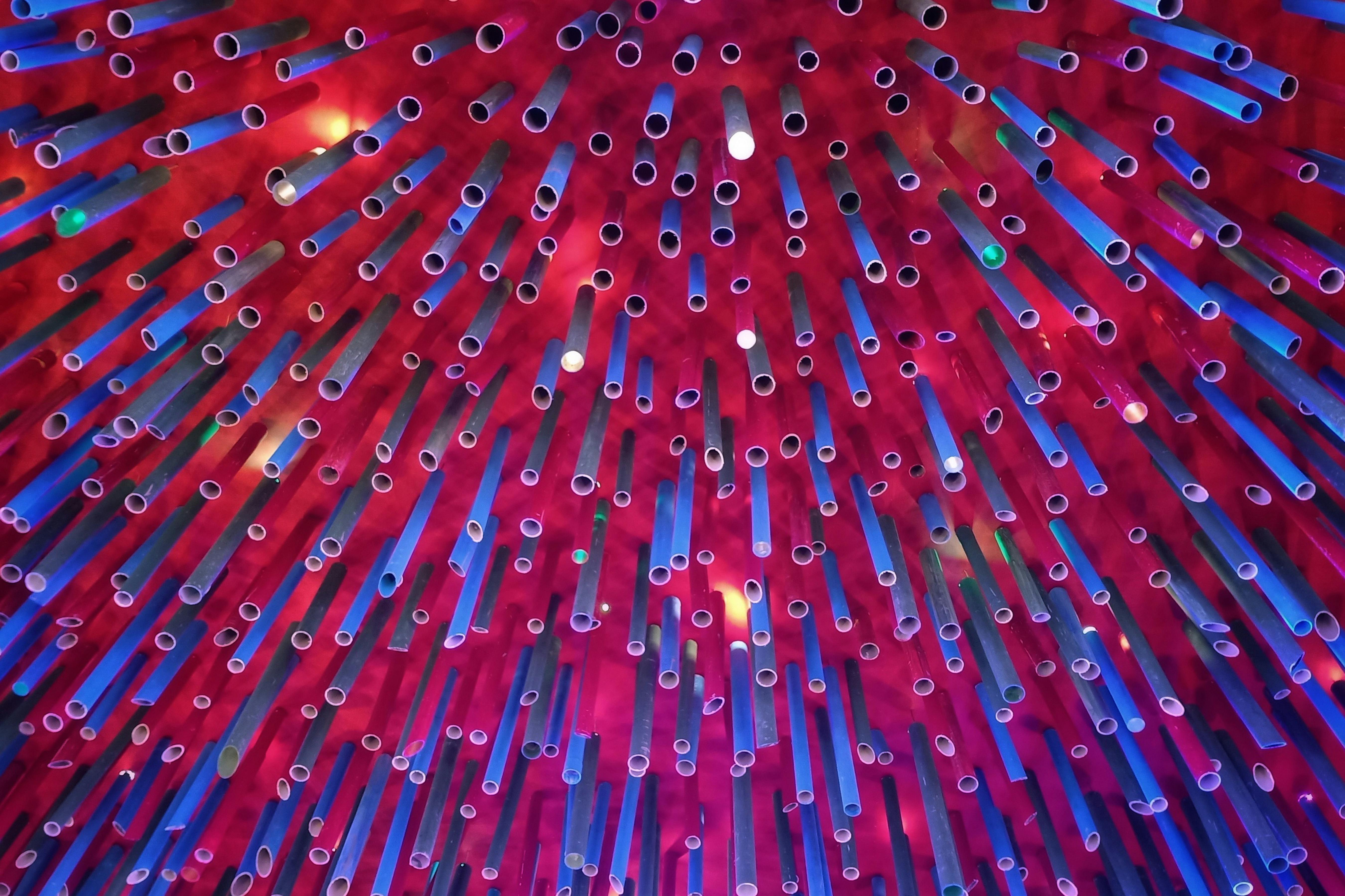 Bezpłatne Żywa, abstrakcyjna instalacja przedstawiająca kolorowe rury na teksturowanym tle. Zdjęcie z galerii