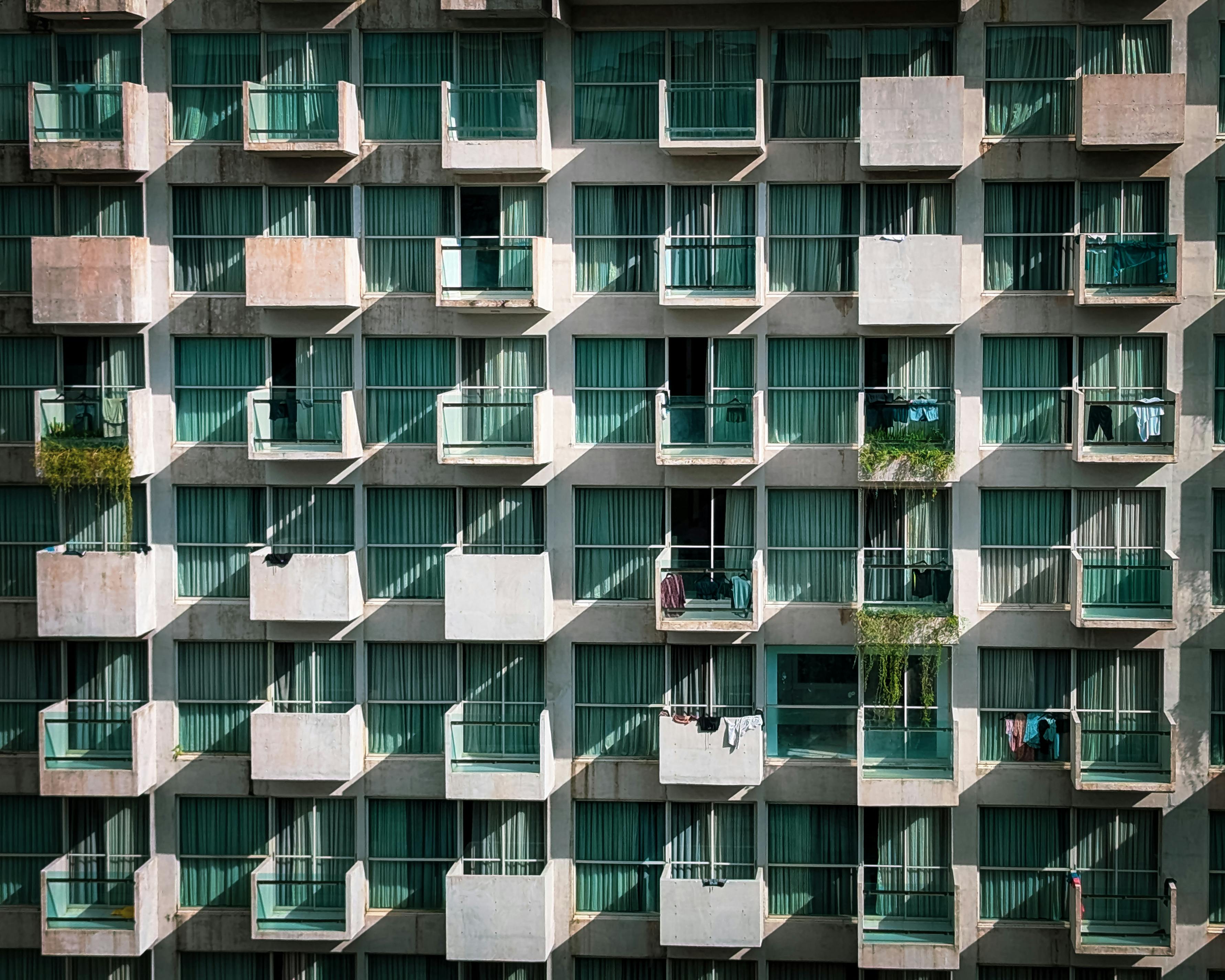Gratuit Vedere simetrică a balcoanelor apartamentelor din Cox's Bazar, Bangladesh, prezentând modele geometrice și arhitectură modernă. Fotografie de stoc