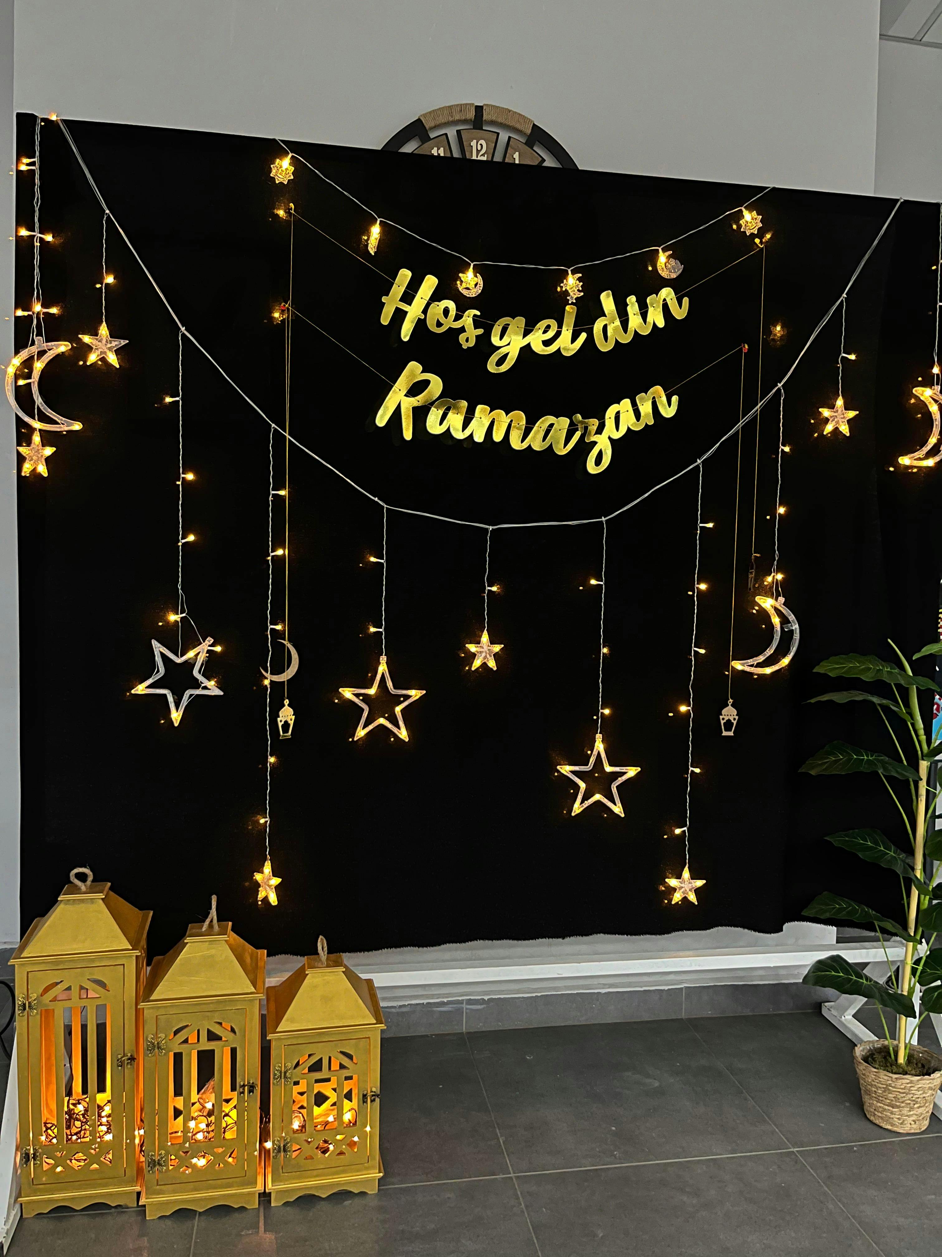 Gratis Suasana meriah Ramadan dengan lampion dan bintang serta bulan yang bercahaya. Foto Stok