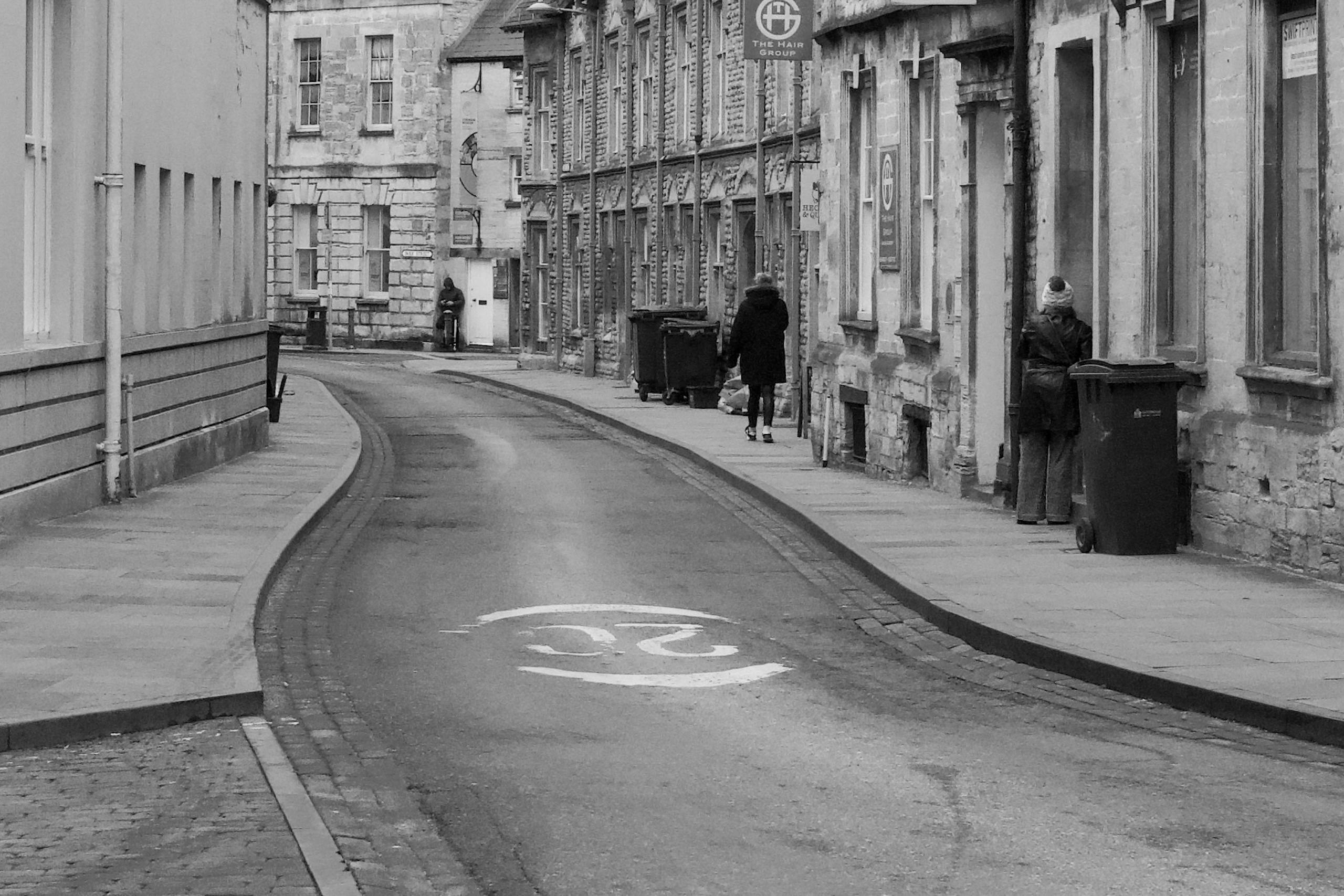 Bezpłatne Klasyczny widok uliczny w Cotswolds w Anglii, podkreślający historyczny urok w monochromatycznej kolorystyce. Zdjęcie z galerii