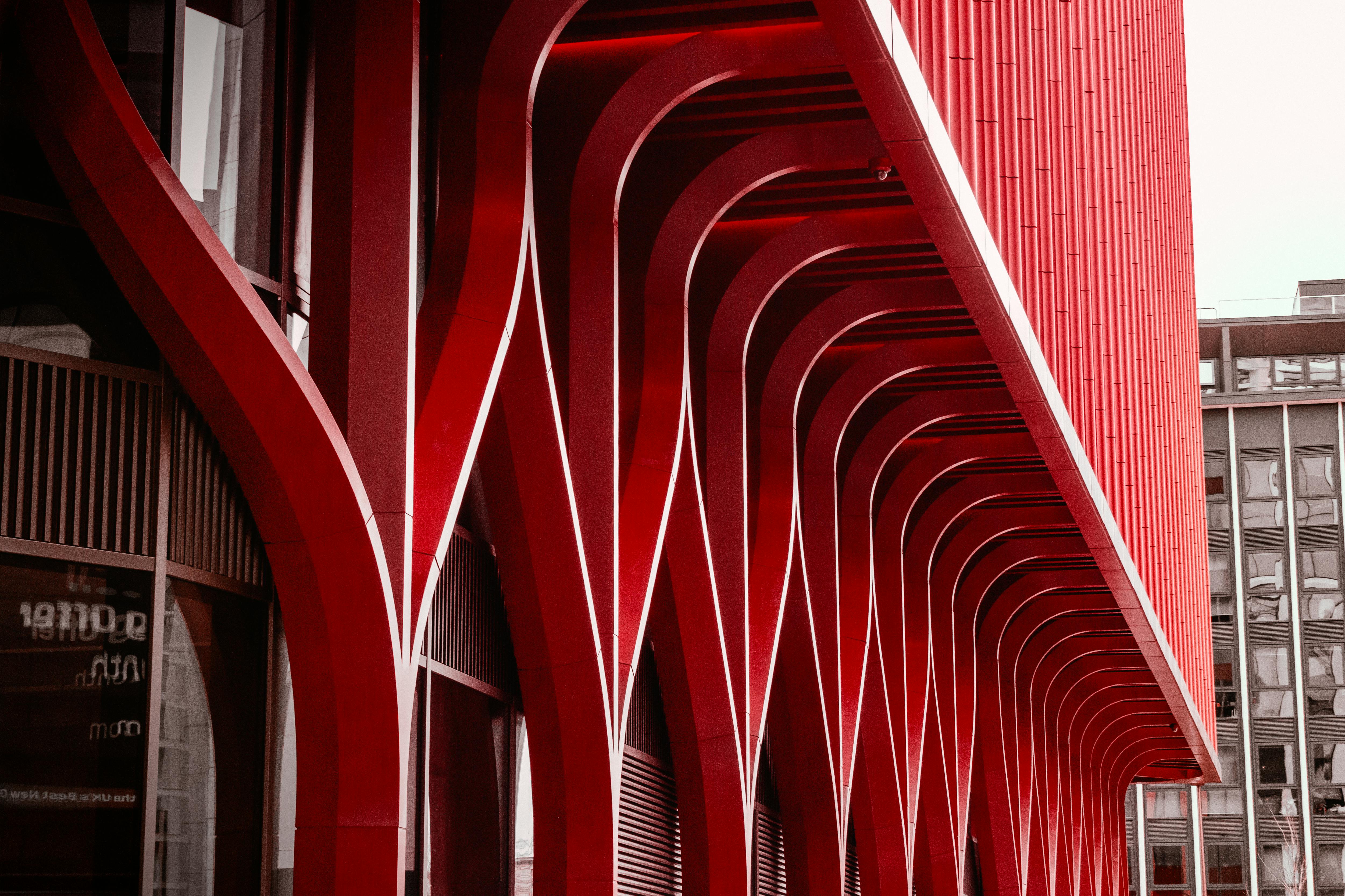 Gratuit Fațadă arhitecturală roșie dinamică în Birmingham, prezentând elemente de design modern. Fotografie de stoc