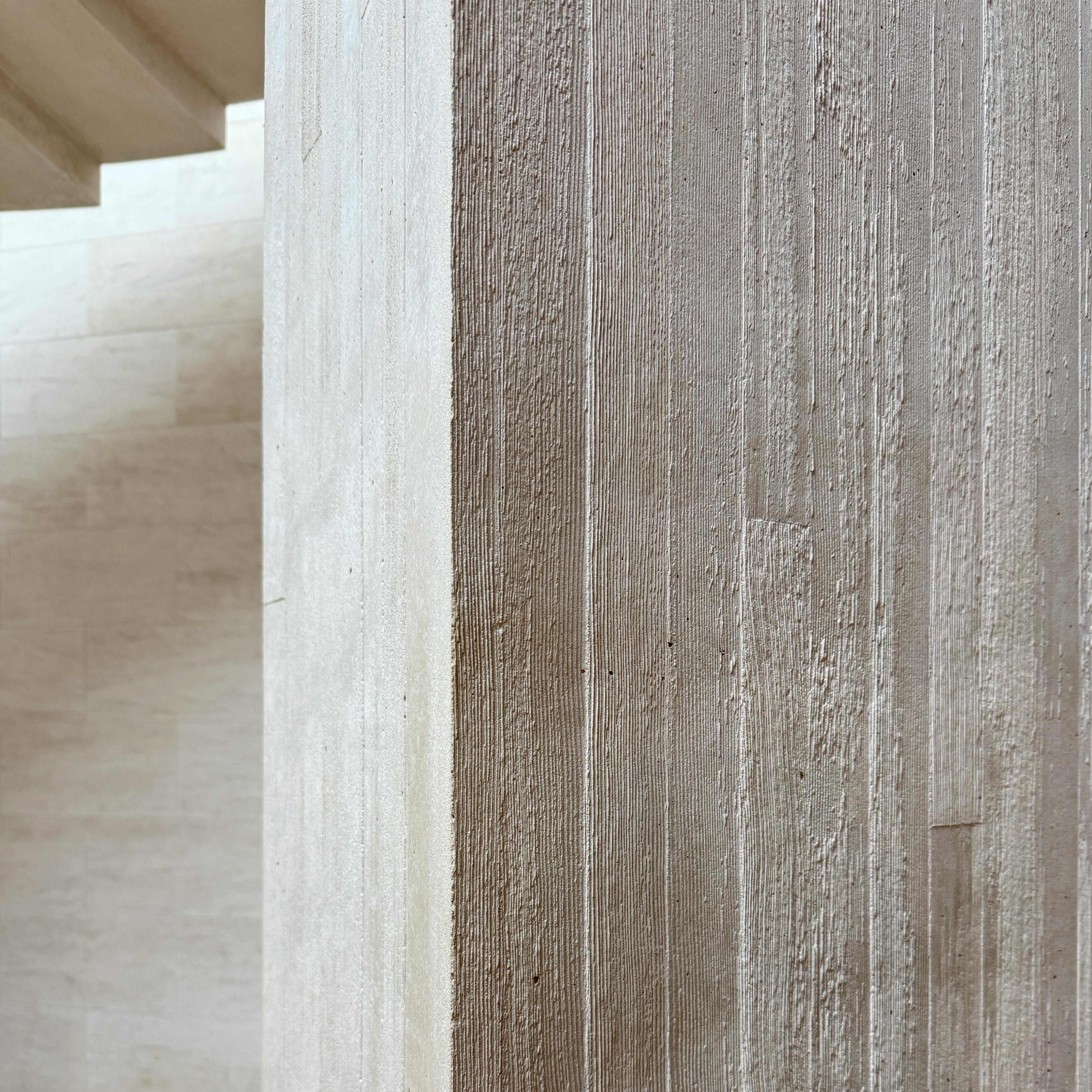 Gratis Primo piano di un pilastro in cemento strutturato in un ambiente interno moderno, che mette in risalto i dettagli architettonici. Foto a disposizione