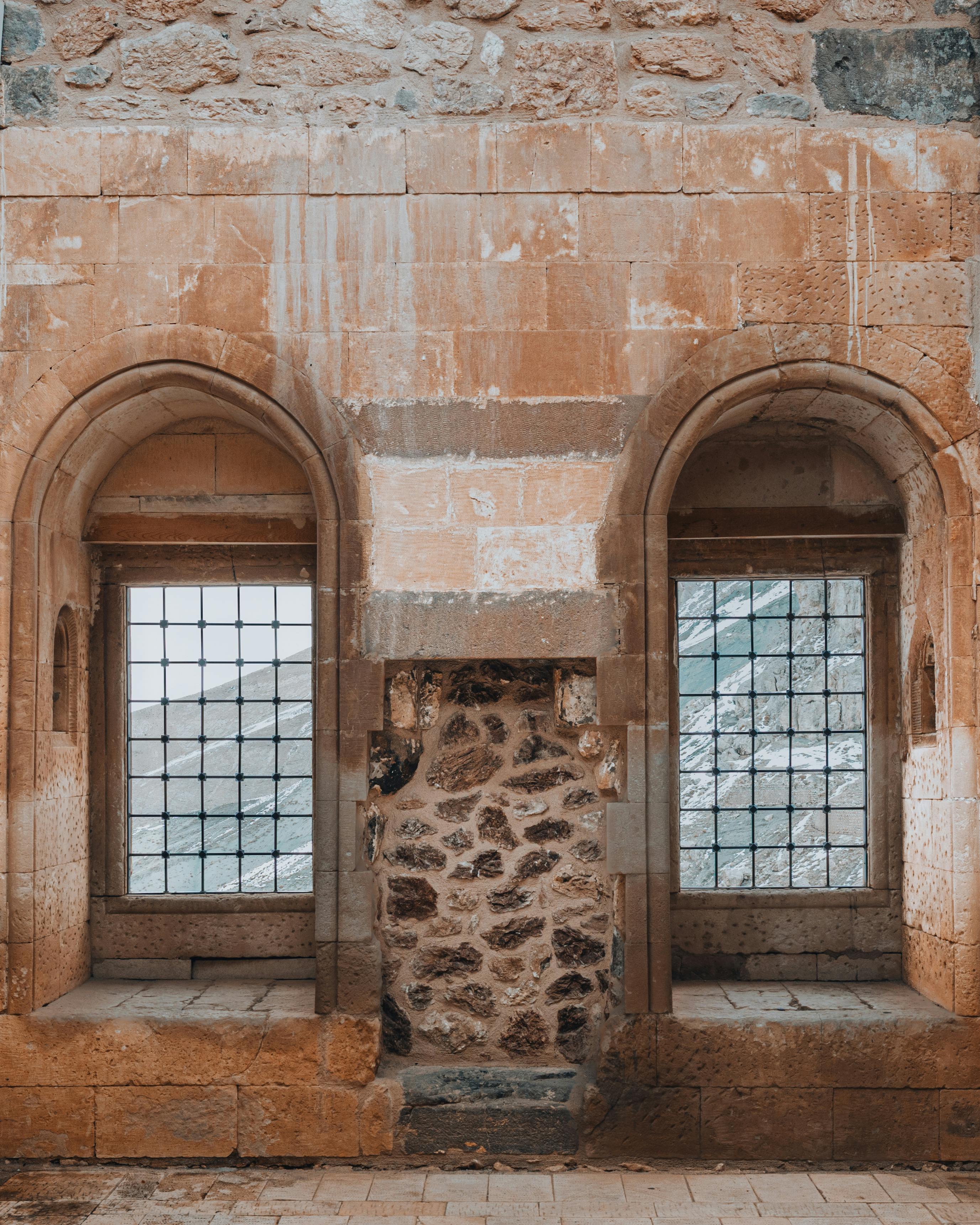 Gratis Gamle steinvegger og buede vinduer i en bygning i Ağrı, Tyrkia. Arkivbilde