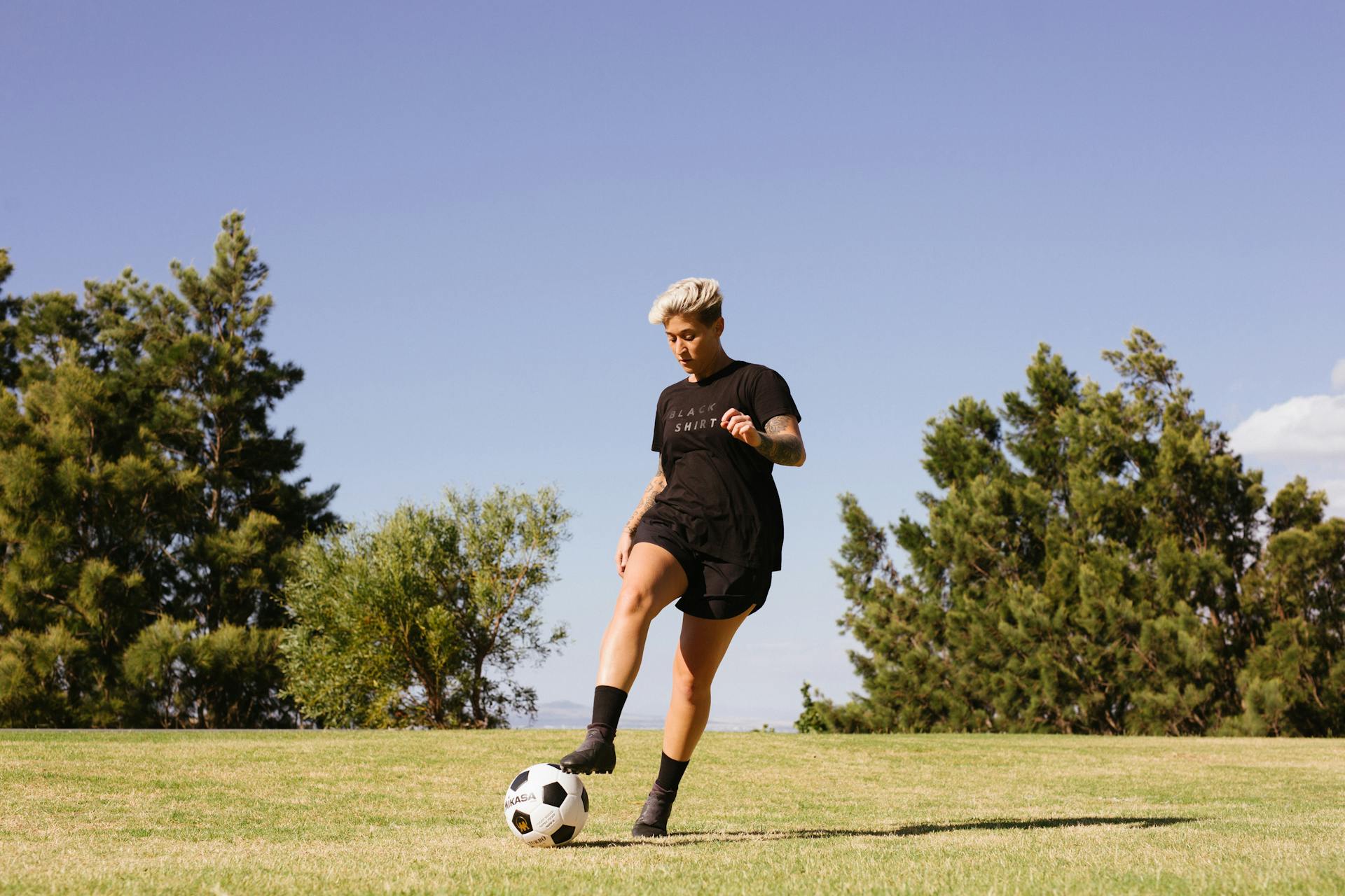 Photo d'une personne jouant au football sur le terrain