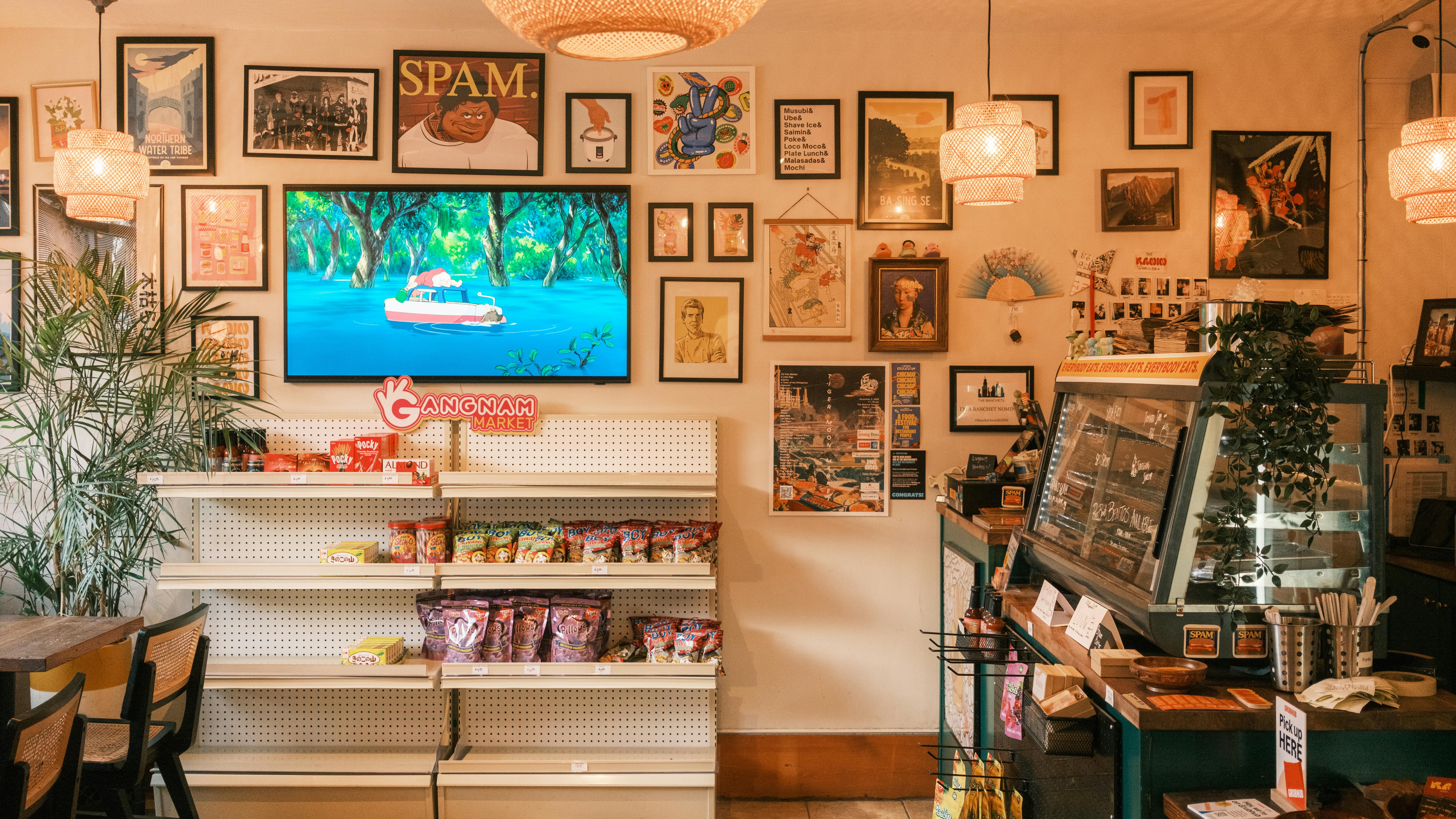 Gratis Interior pasar Korea yang semarak menampilkan jajanan, dekorasi, dan karya seni yang dipajang. Foto Stok