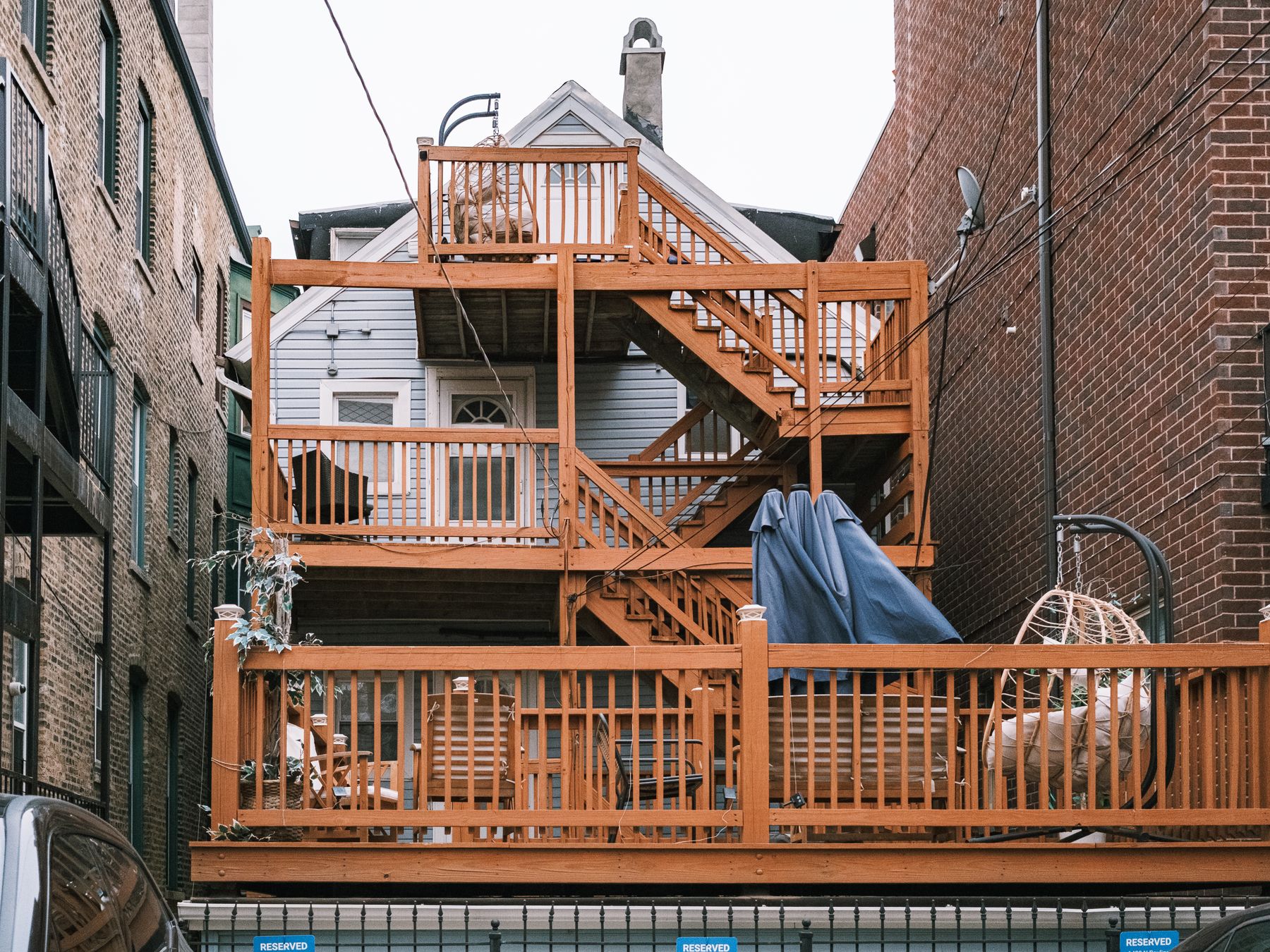 Stoney Stanton — movers carrying boxes for a flat move