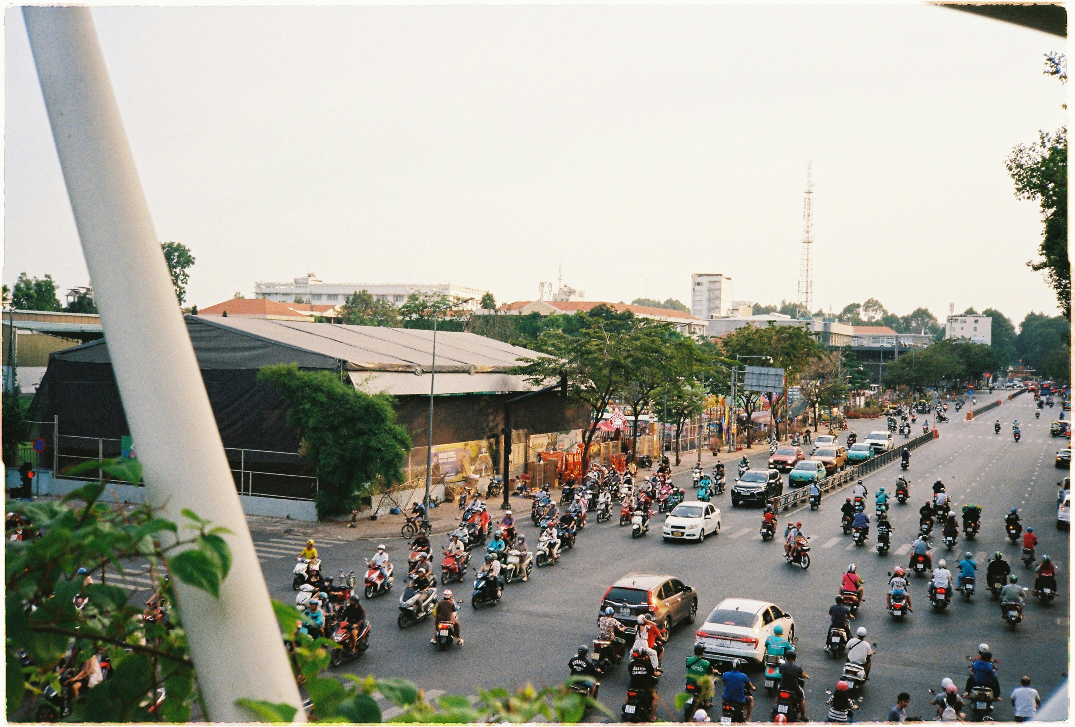 Gratis Travel gate i Ho Chi Minh-byen med motorsykler og biler på dagtid. Arkivbilde
