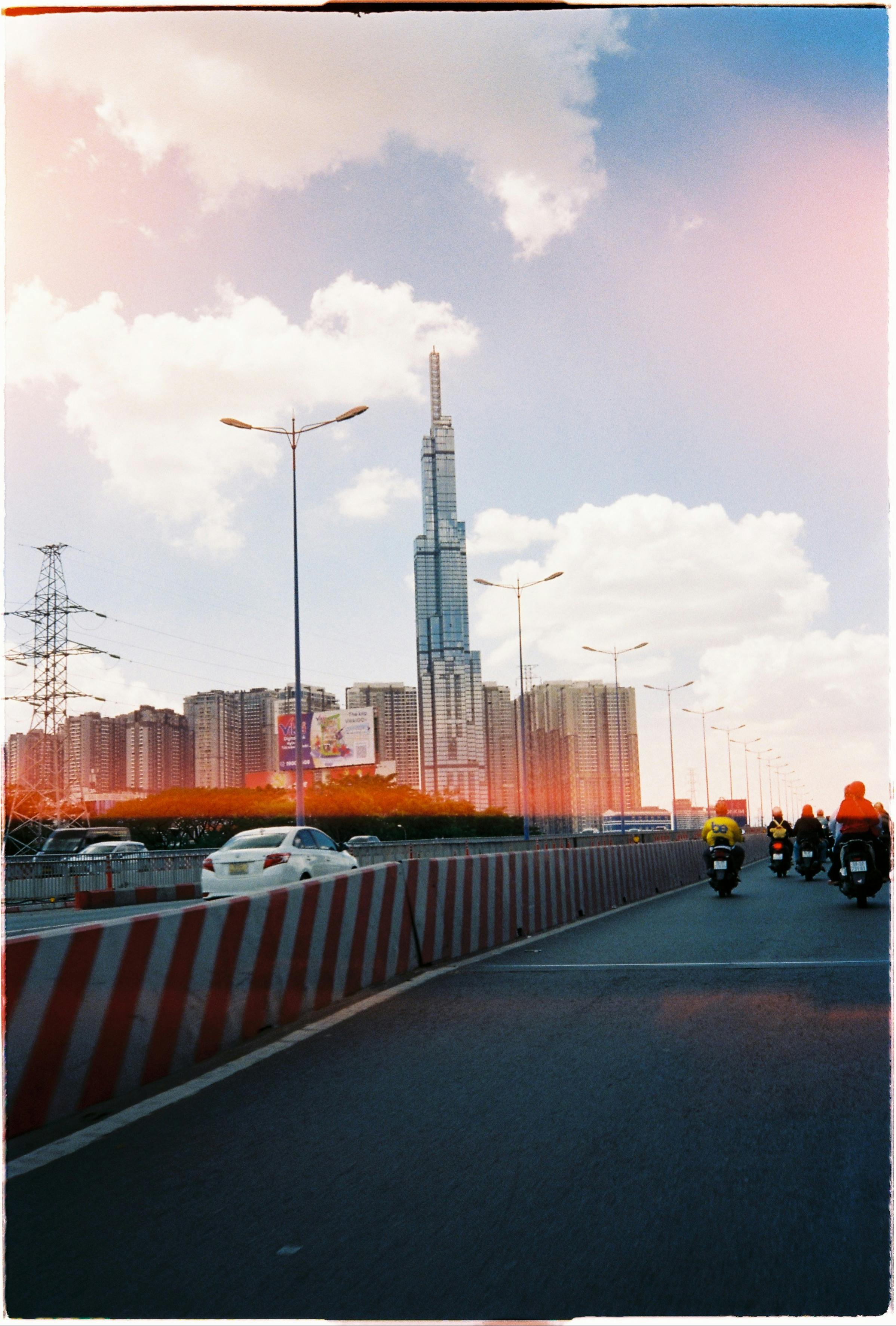 Ücretsiz Vietnam'ın Ho Chi Minh şehrinde, işlek bir yolun üzerinde yükselen 81 numaralı tarihi yapının görüntüsü. Stok Fotoğraflar