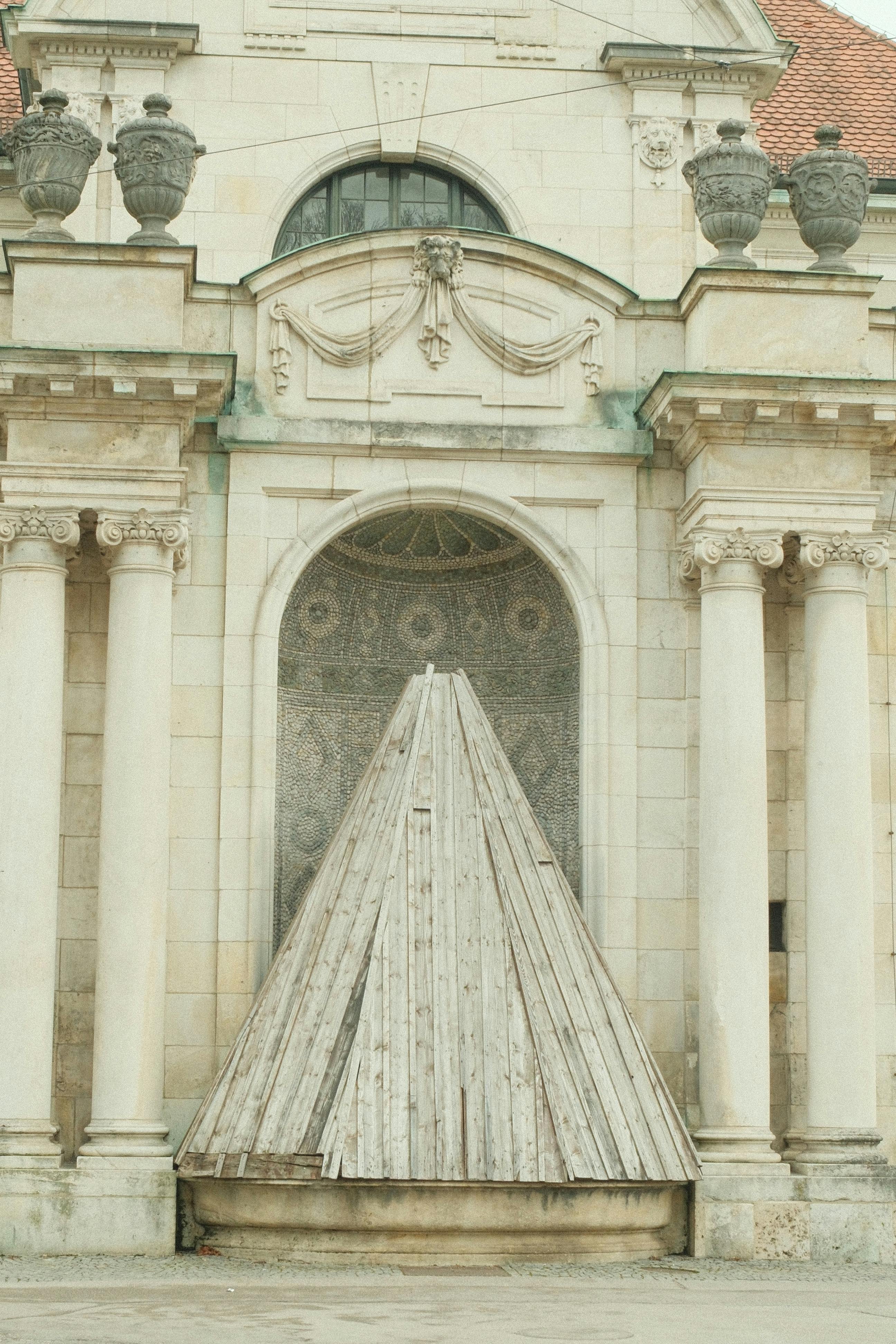 бесплатная Детальный вид исторического архитектурного фасада с колоннами в Мюнхене, Германия. Стоковое фото