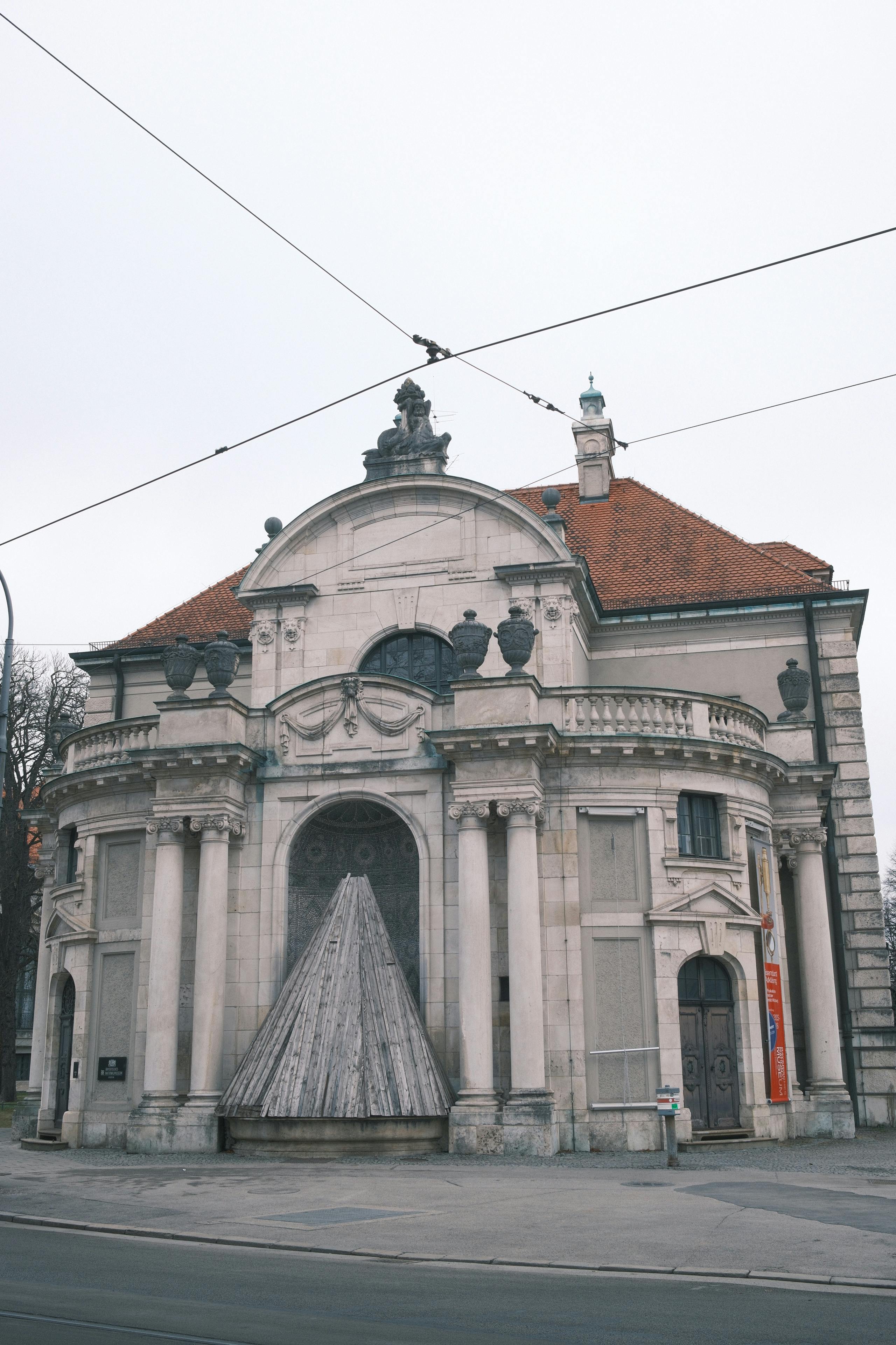 Δωρεάν Σαγηνευτική θέα ενός ιστορικού κτιρίου στο Μόναχο της Γερμανίας κατά τη διάρκεια της φθινοπωρινής περιόδου. Φωτογραφία από στοκ φωτογραφιών
