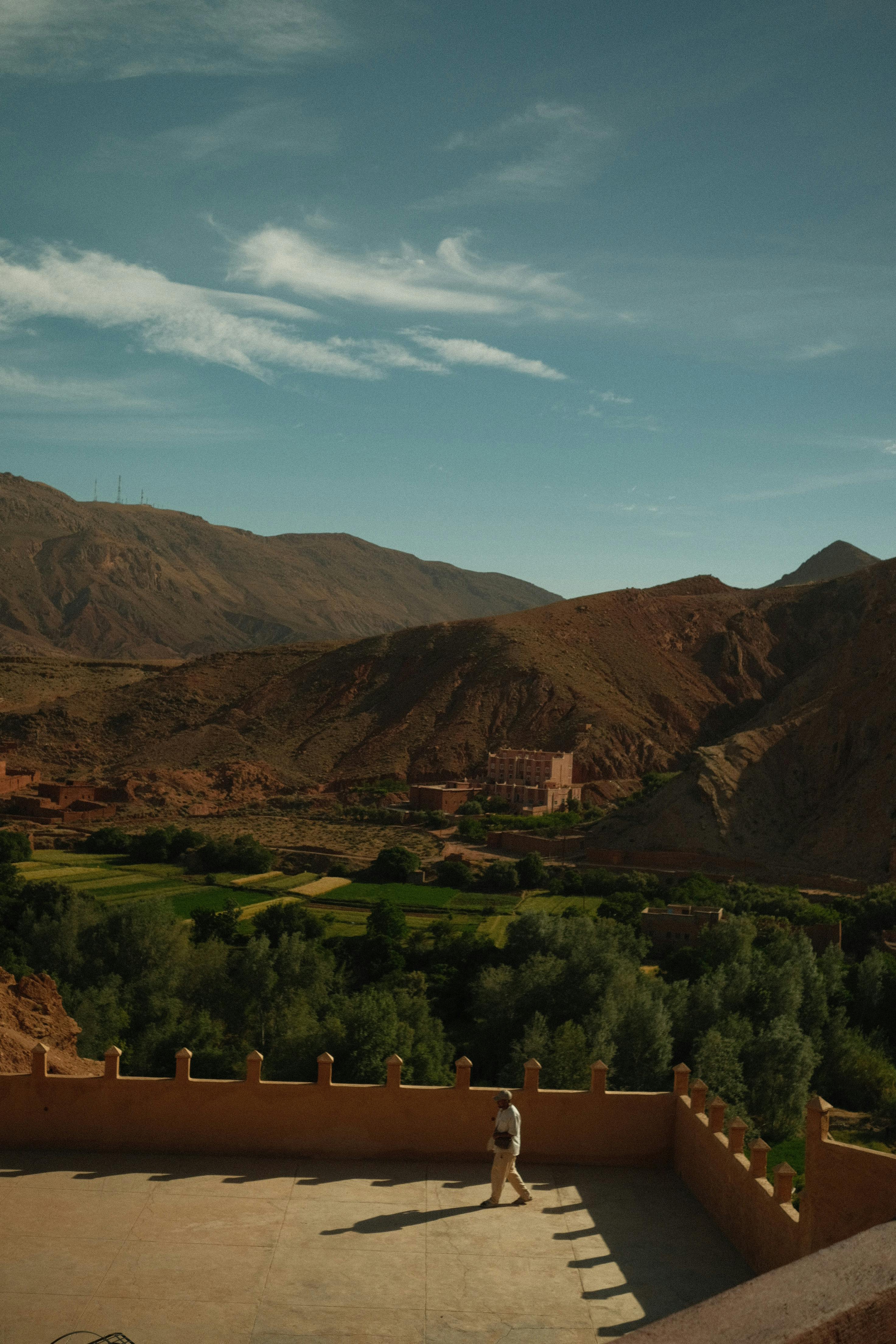 Gratuit Vedere uluitoare asupra Munților Atlas din Maroc, cu arhitectură tradițională, sub lumină naturală. Fotografie de stoc