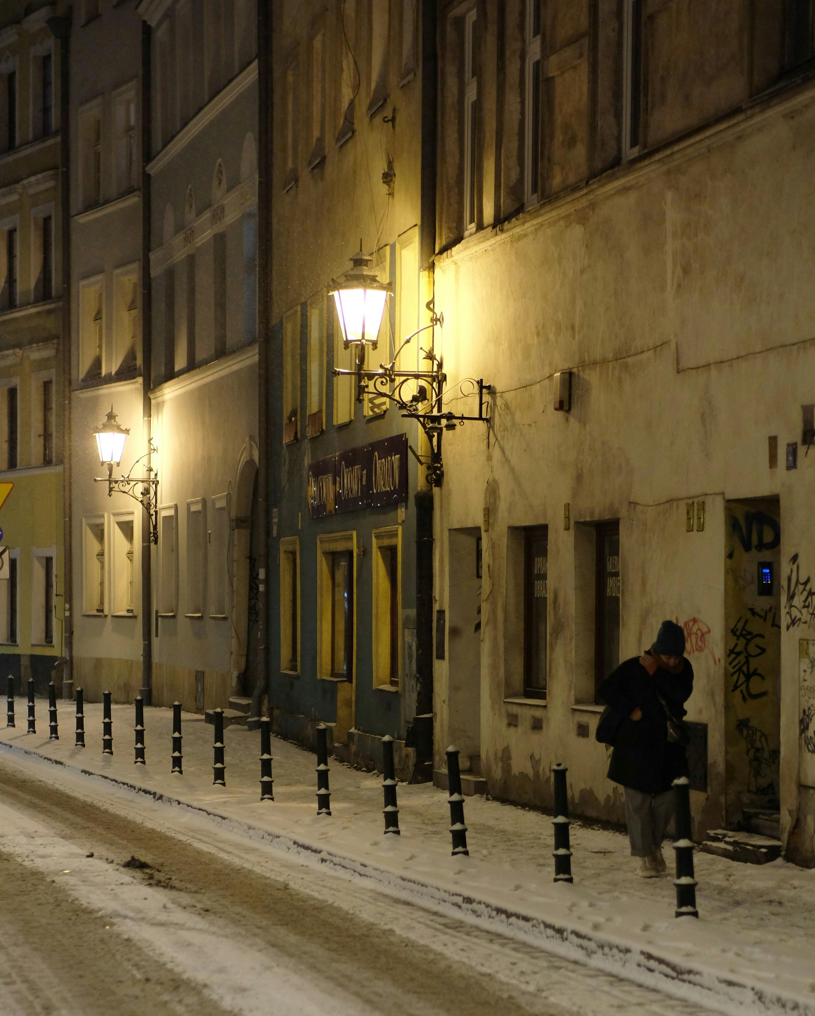 Δωρεάν Σκηνή δρόμου χειμωνιάτικης νύχτας με χιόνι και φώτα Φωτογραφία από στοκ φωτογραφιών