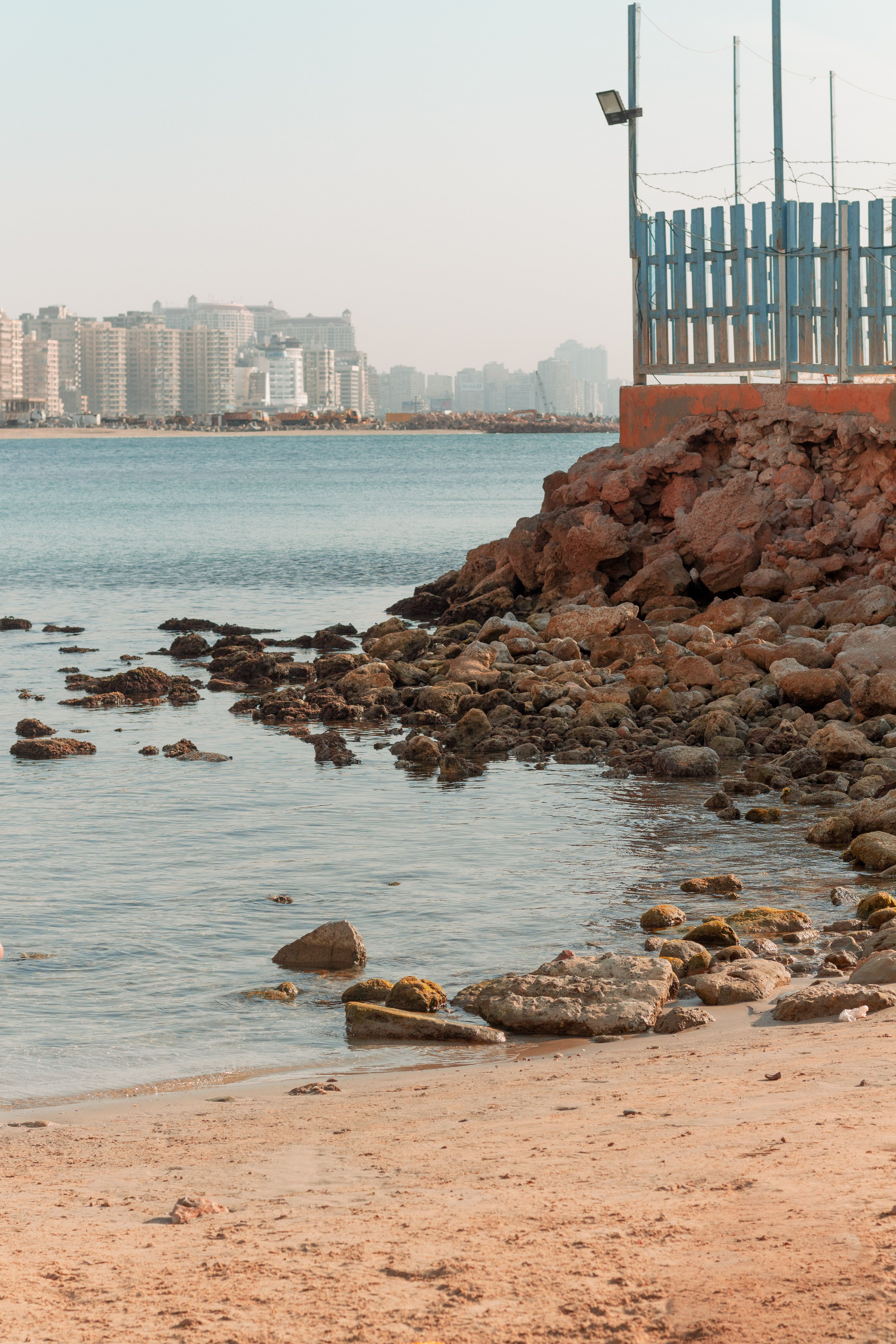 Gratis Vista tranquila del atardecer en una playa costera rocosa en Alejandría, Egipto. Foto de stock