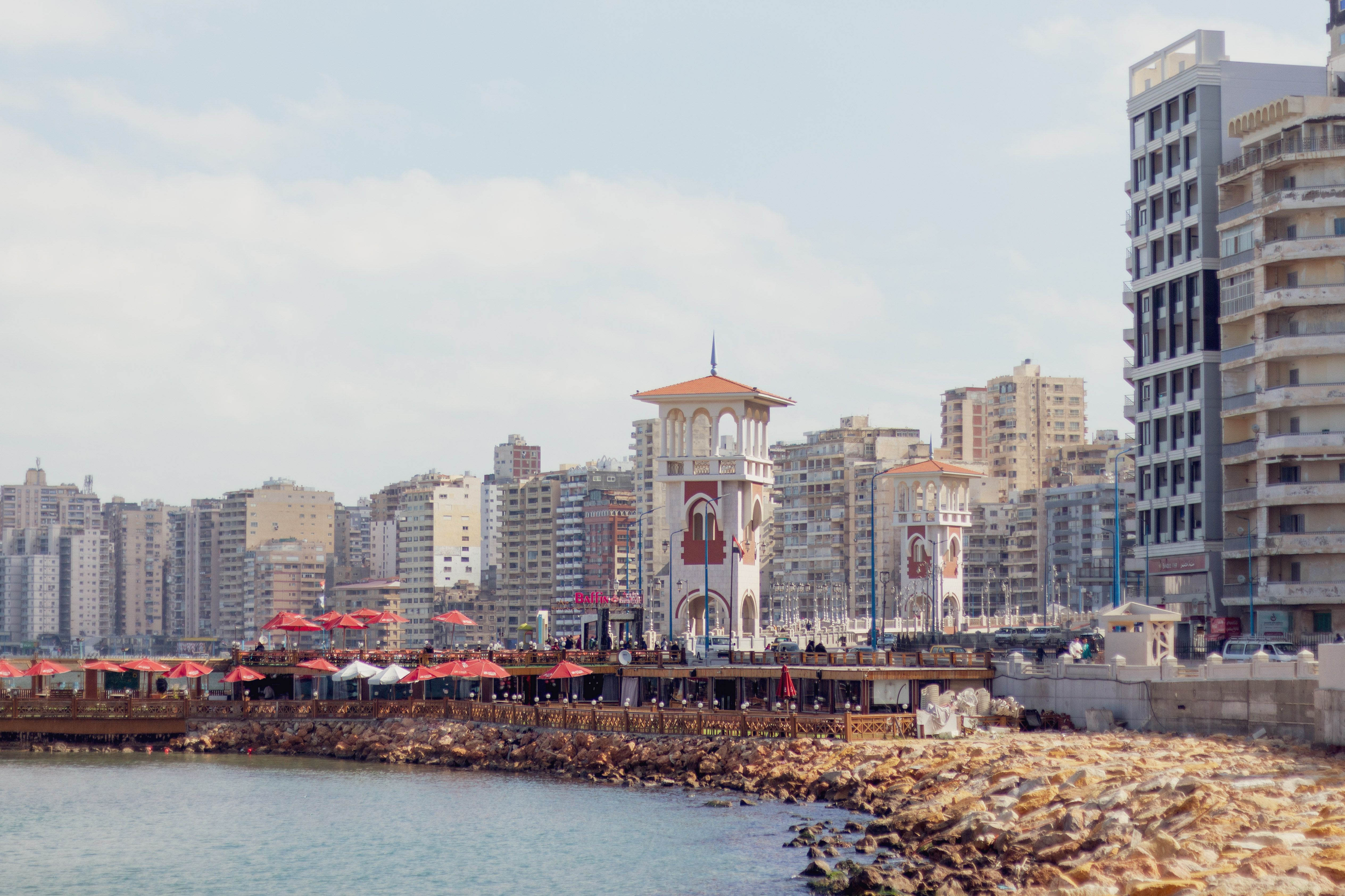 Gratis Una vista costera del paseo marítimo de Alejandría con una arquitectura icónica y un paisaje urbano vibrante. Foto de stock