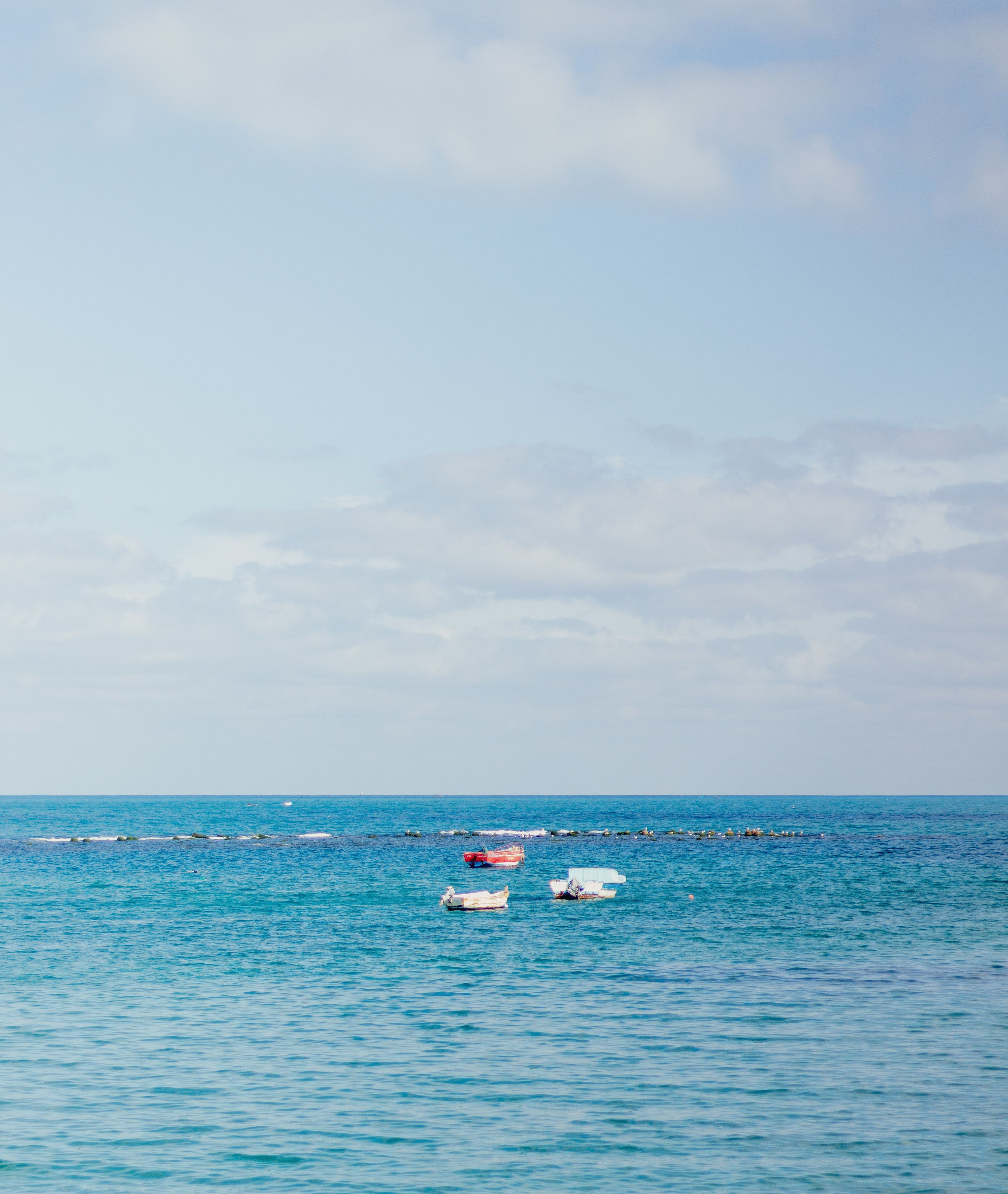 Gratis Una vista tranquila de barcos flotando en el mar bajo un cielo brillante de verano en la costa de Alejandría. Foto de stock