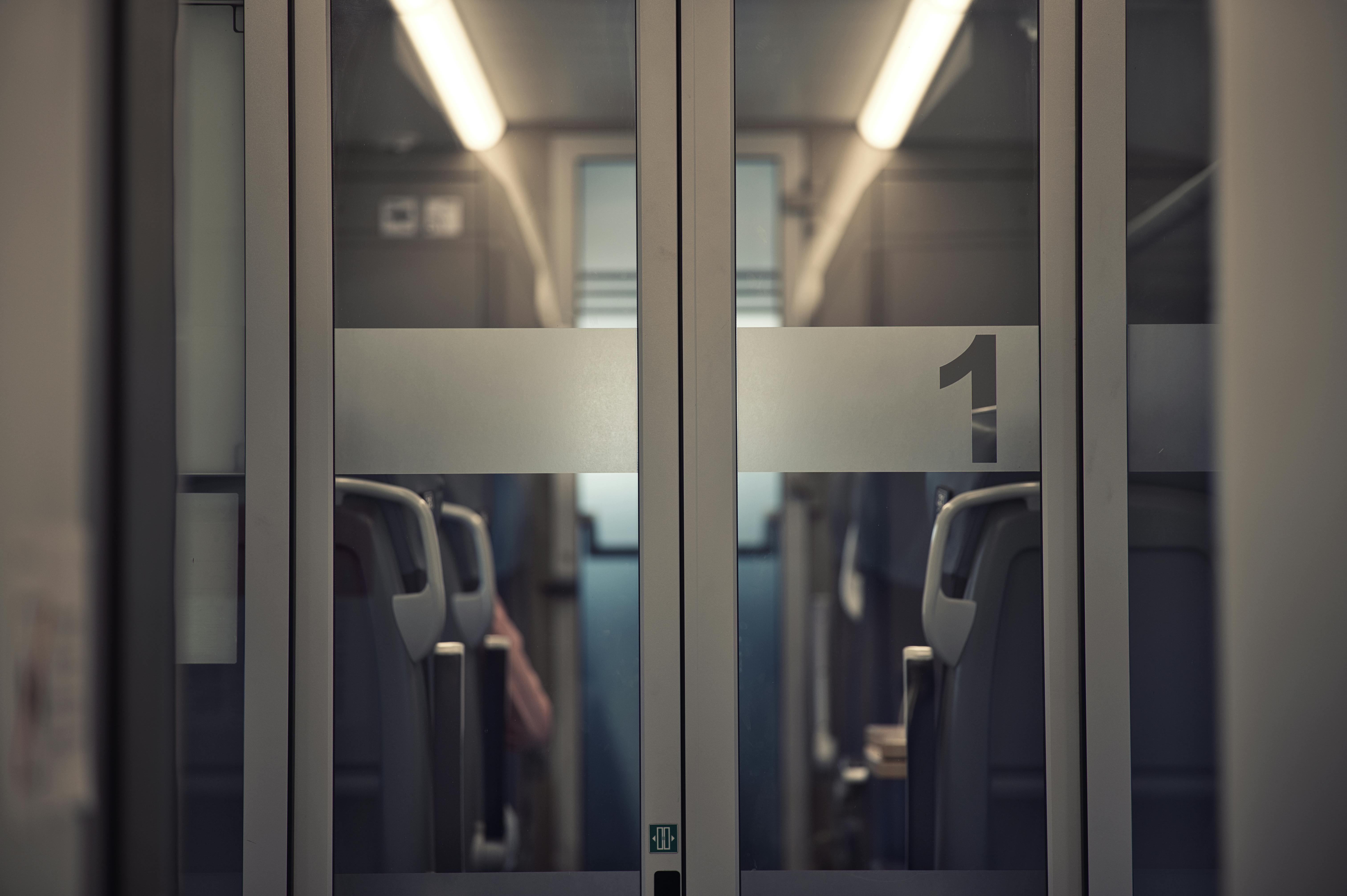 Gratuit Vue floue à travers les portes vitrées de l'intérieur d'un train moderne. Photos