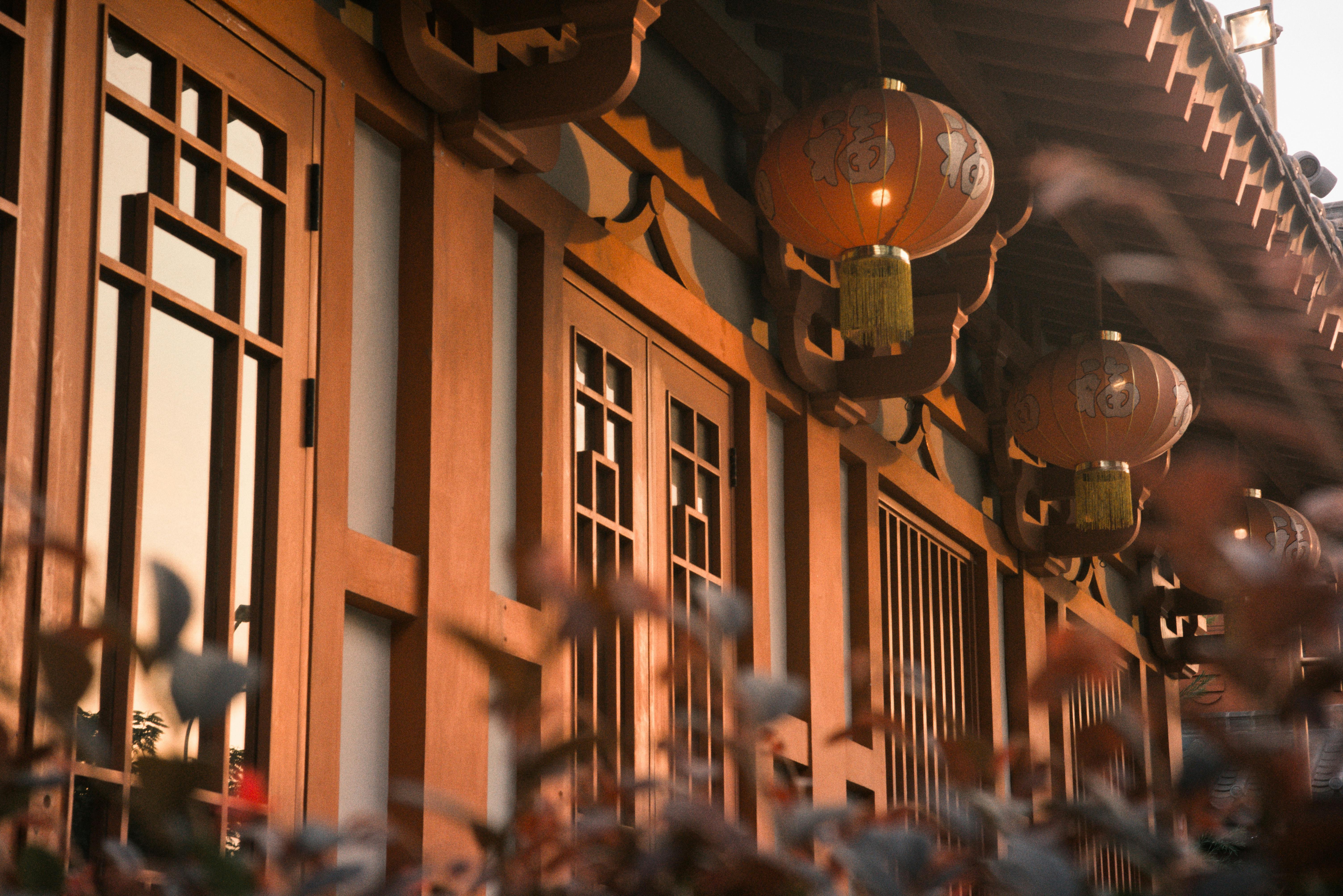 Δωρεάν Ζεστή βραδινή φωτογραφία παραδοσιακής κινεζικής αρχιτεκτονικής με κόκκινα φανάρια στην Ινδονησία. Φωτογραφία από στοκ φωτογραφιών