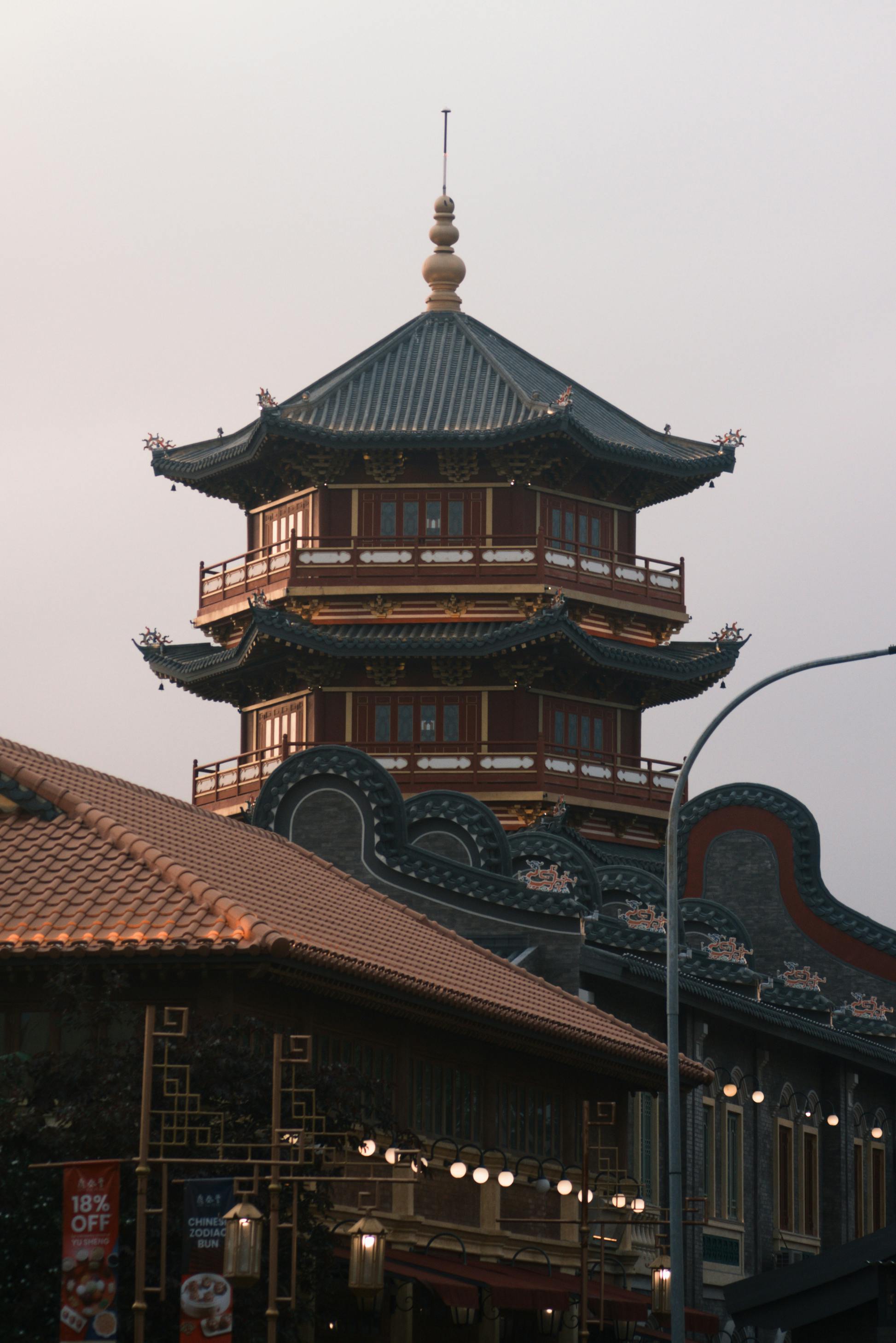 Gratis Historisk pagode i kinesisk stil fotograferet i skumringen i Indonesien med indviklet arkitektur og udsmykkede detaljer. Lagerfoto