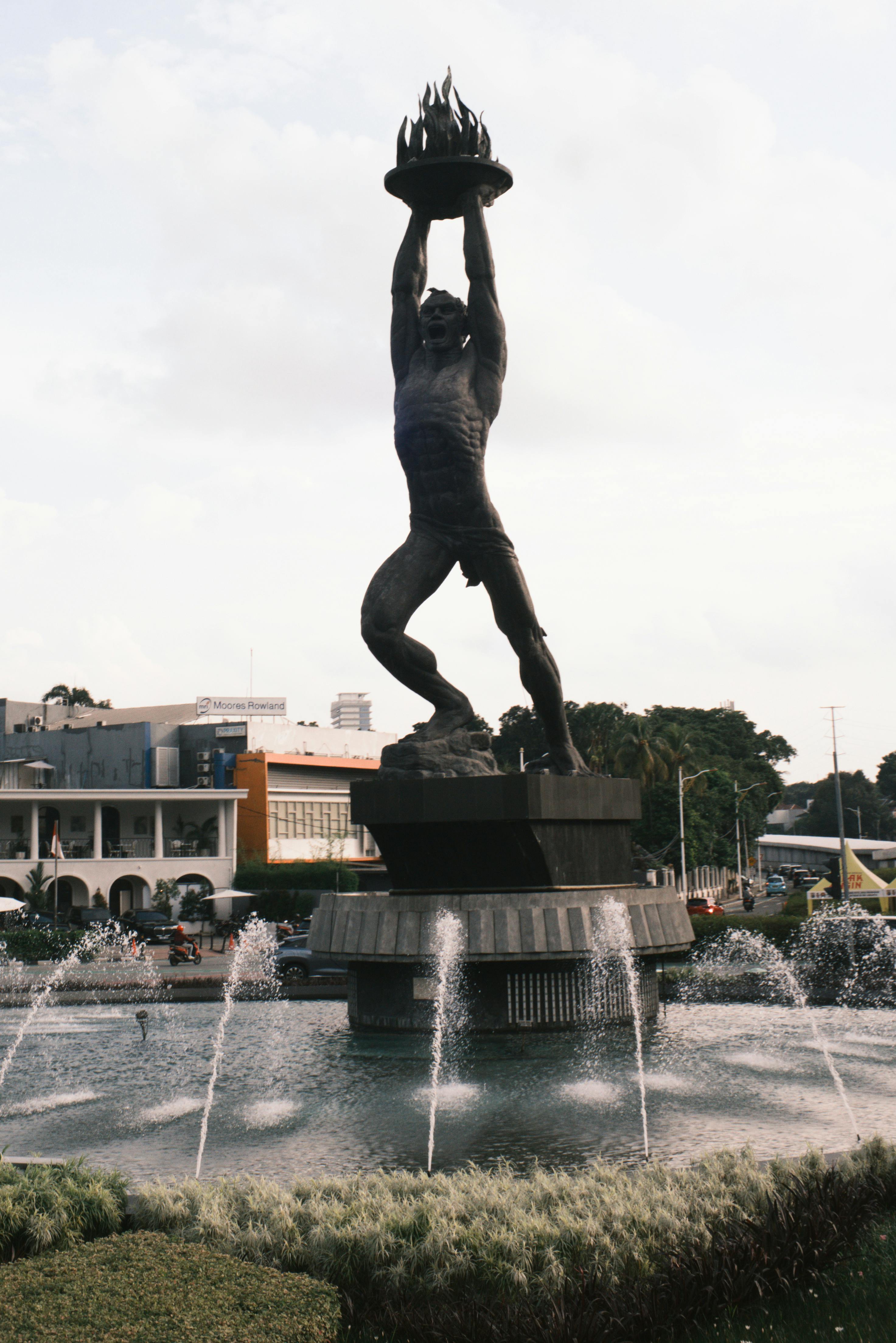Gratis Fantastisk udsigt over Jalesveva Jayamahe-statuen i Jakarta, omgivet af springvand. Lagerfoto