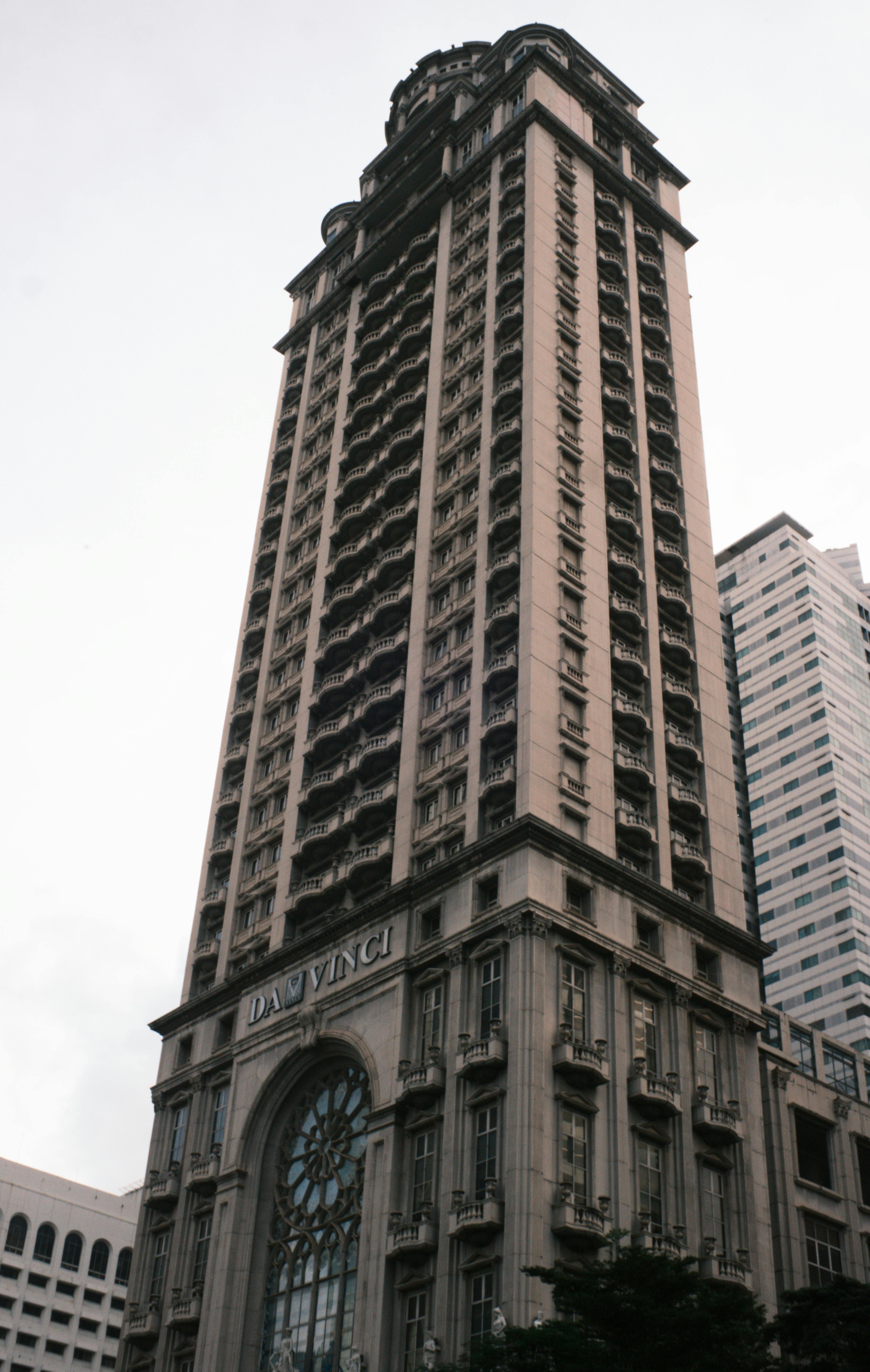 Gratis En klassisk og udsmykket højhus med bue og vinduer i Jakartas bylandskab. Lagerfoto