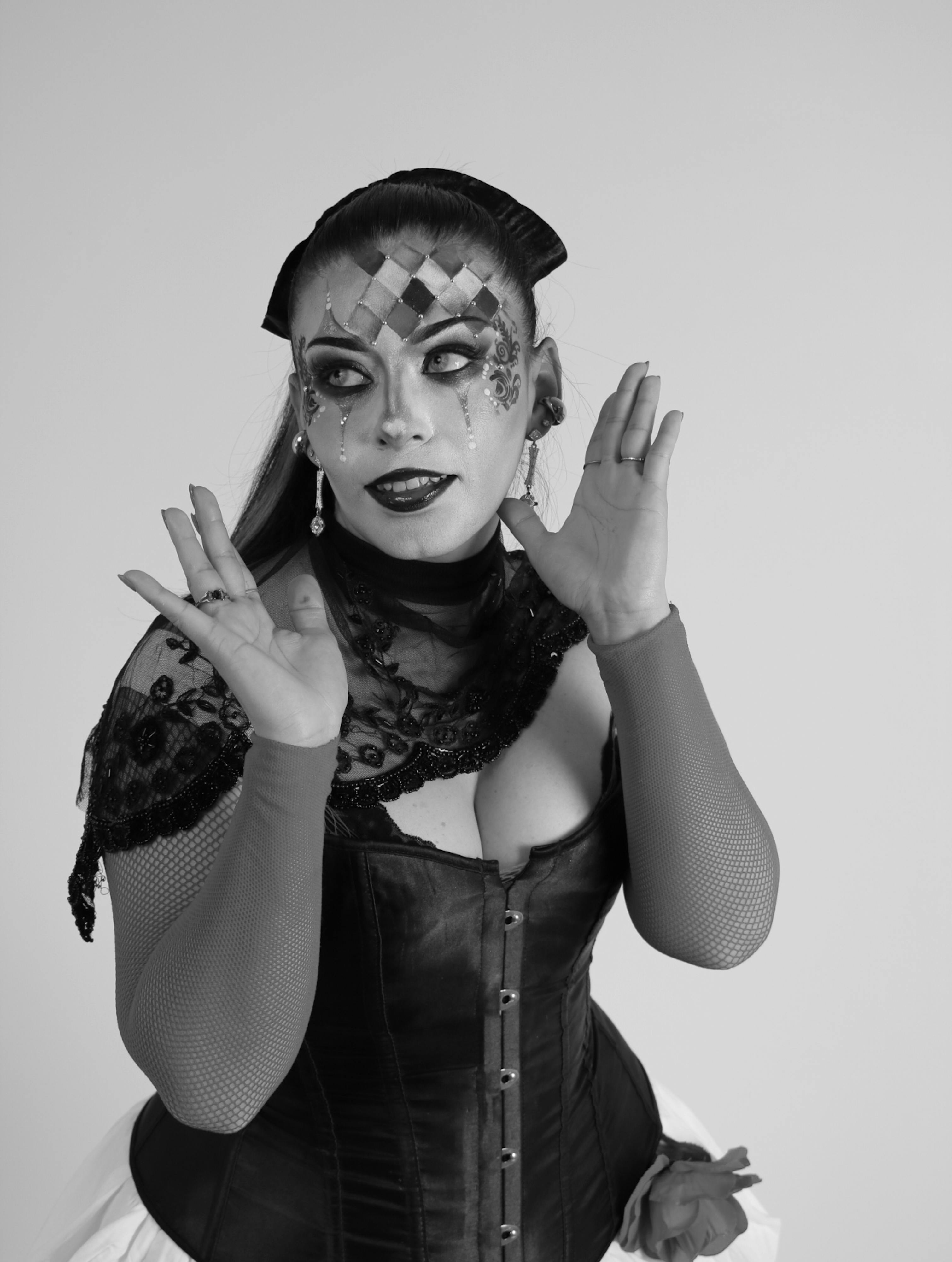 Bezpłatne Uderzający monochromatyczny portret kobiety w wyszukanym makijażu i historycznym stroju. Zdjęcie z galerii