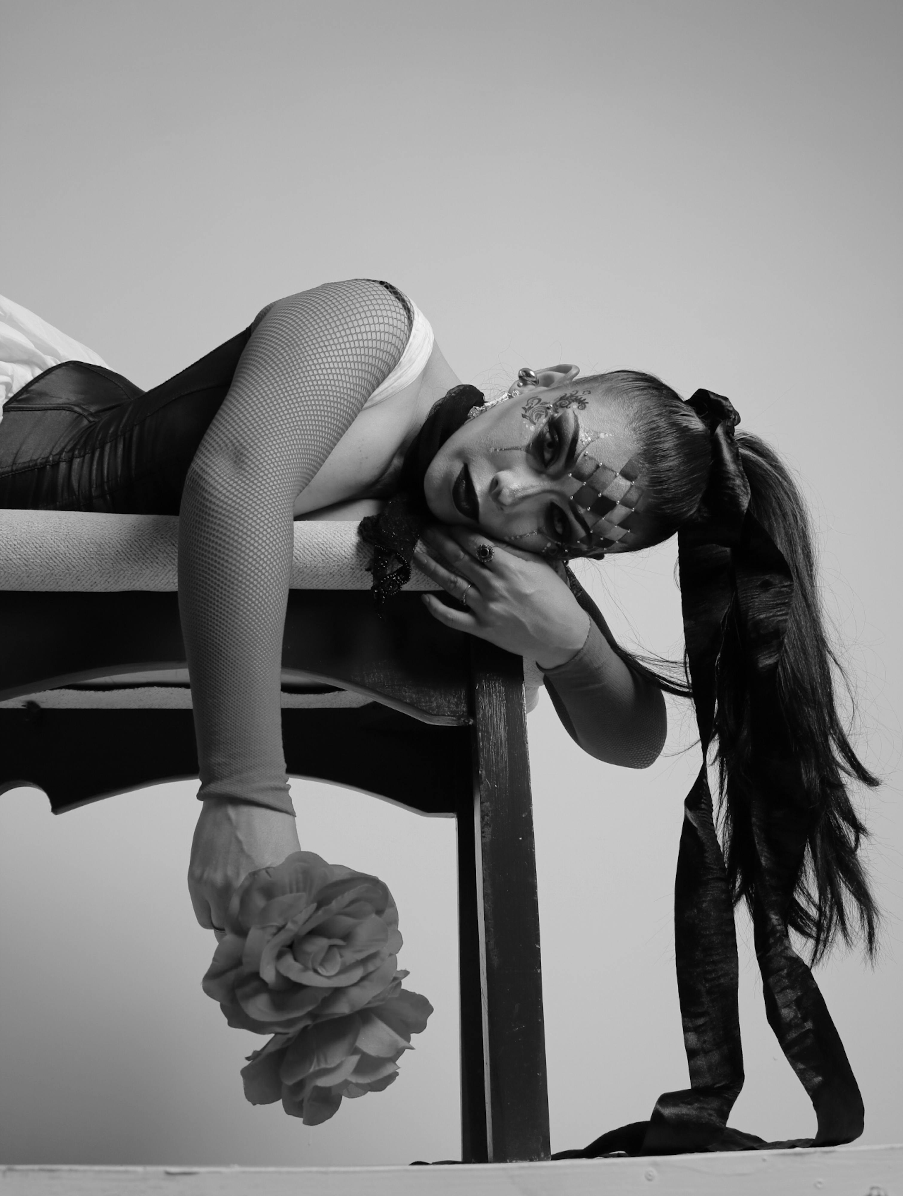 Bezpłatne Darmowe zdjęcie z galerii z awangarda, czarno-biały portret, czarny strój Zdjęcie z galerii