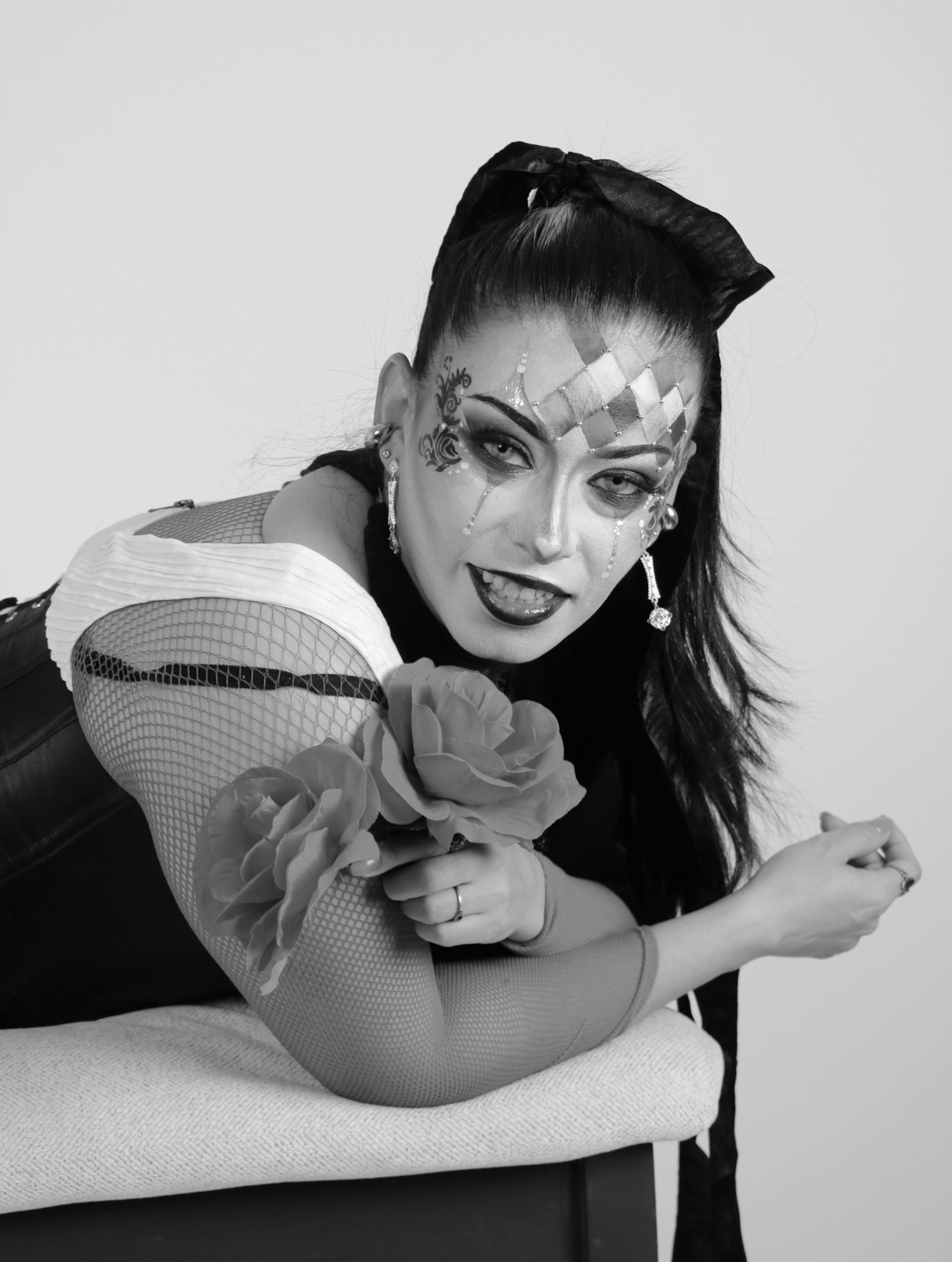 Bezpłatne Dramatyczny portret w stylu gotyckim z misternym malowaniem twarzy i stylowymi dodatkami. Zdjęcie z galerii