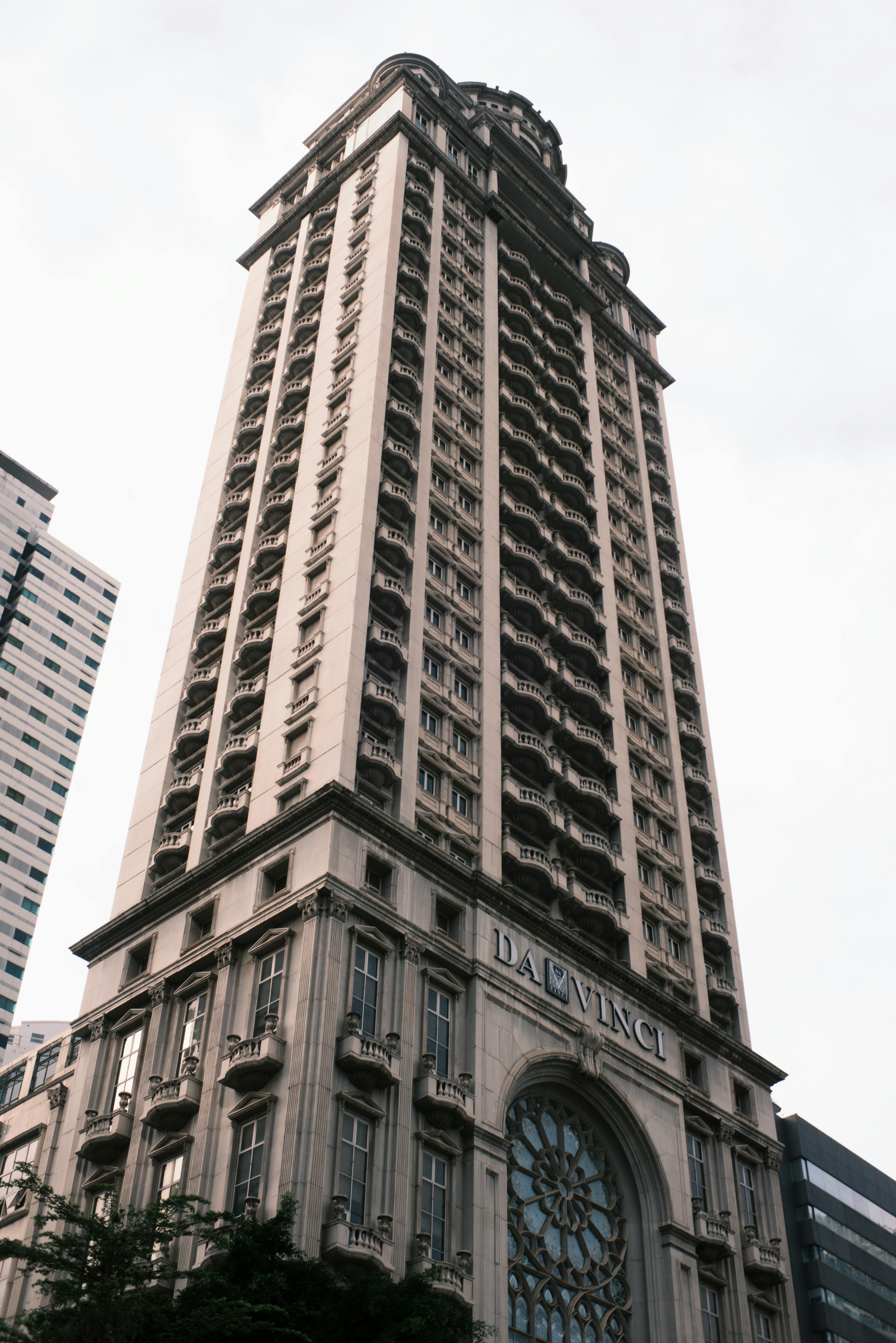 Gratis Fantastisk udsigt over Da Vinci-tårnet i Jakarta, Indonesien, der fremviser udsmykket arkitektur. Lagerfoto