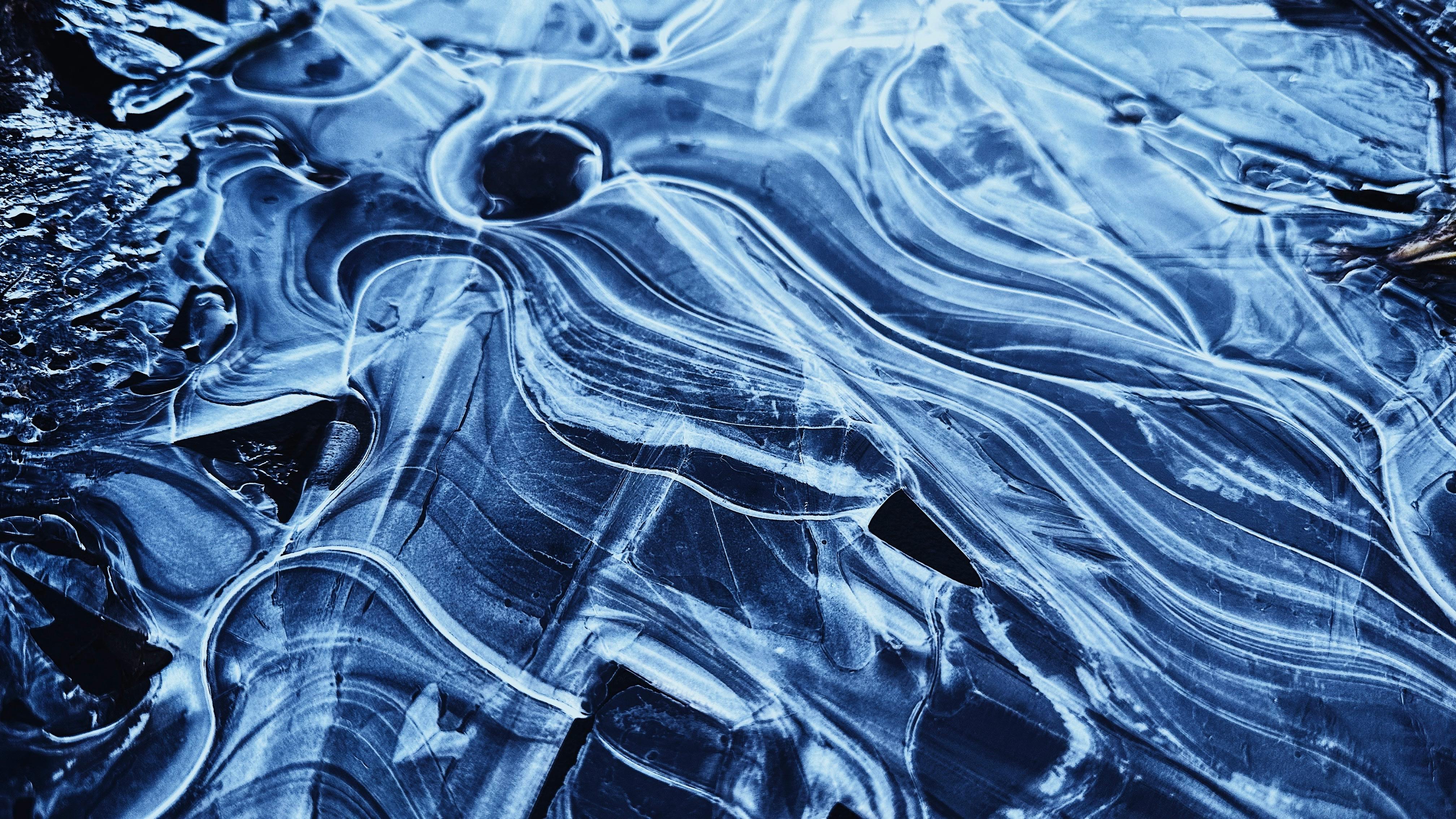 Gratis Primo piano della texture astratta del ghiaccio blu con motivi fluidi, che trasmettono una sensazione di freschezza e serenità. Foto a disposizione