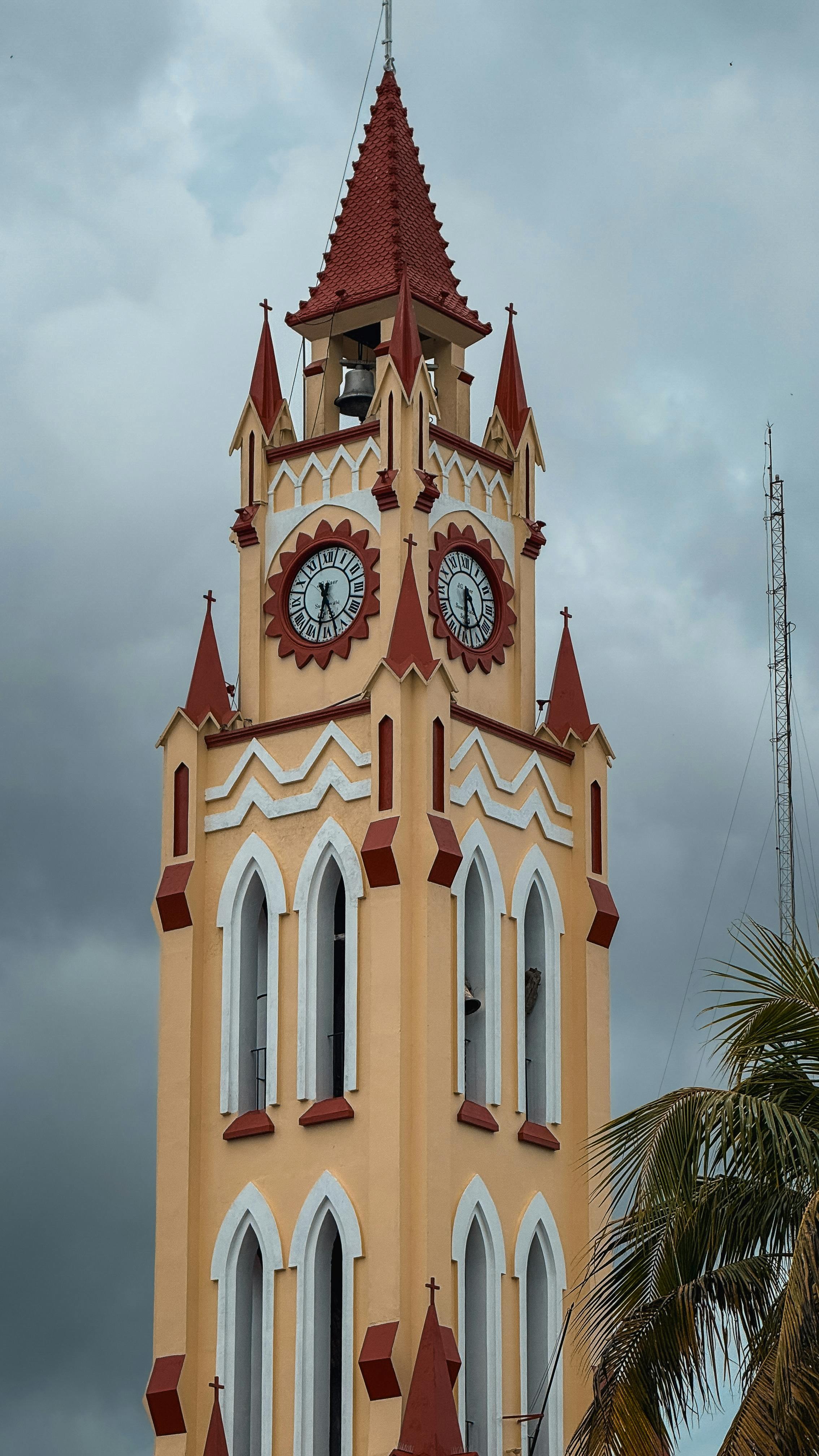 Gratis Menara jam Pasar Belén yang ikonik di Iquitos, Peru, berdiri tegak di bawah langit yang berawan. Foto Stok