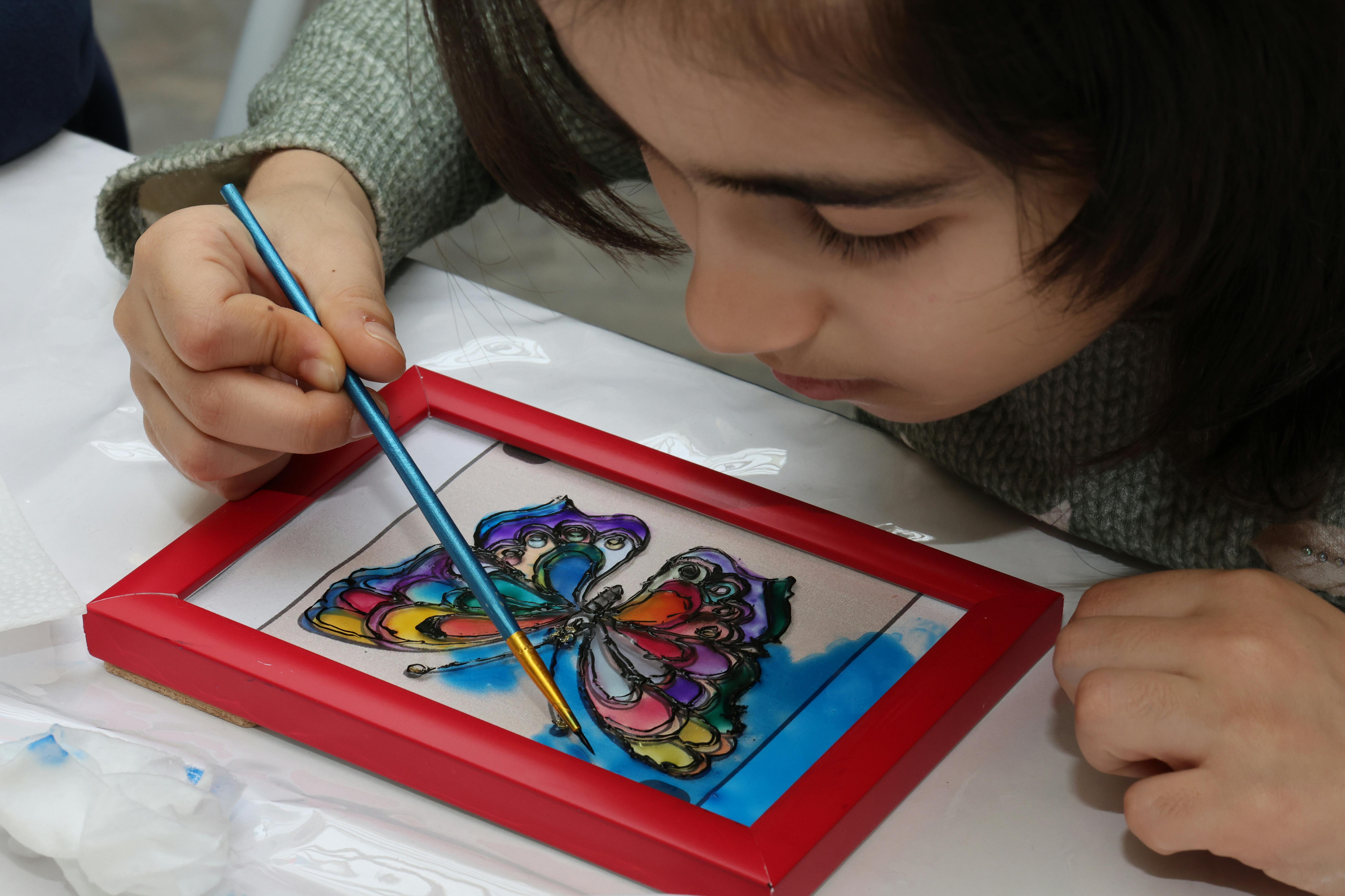 Arts and crafts as free time activity in England 2016, by age — Photo by Tahir Xəlfə on Pexels