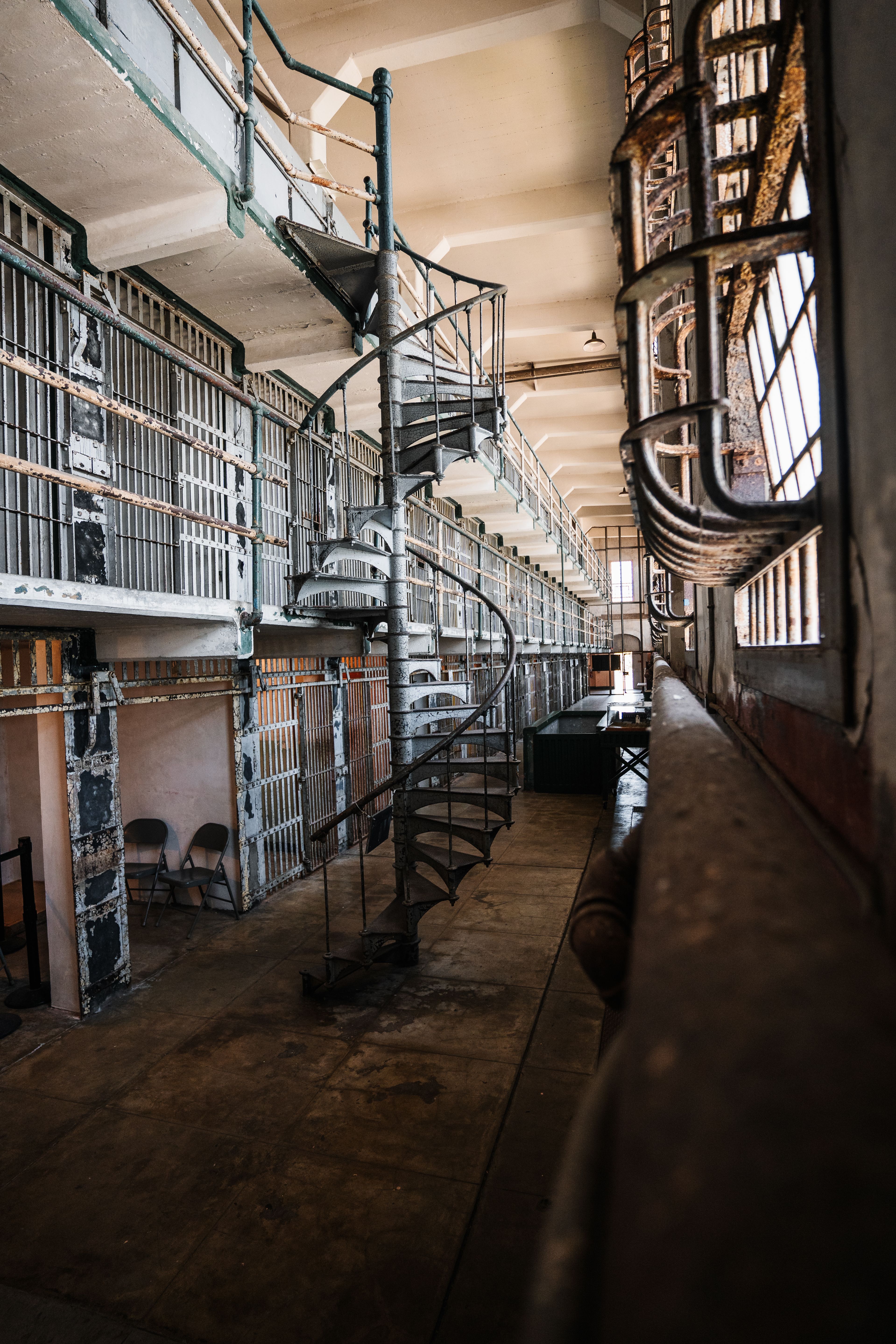 Het interieur van de Alcatraz-gevangenis, met een wenteltrap en cellenblokken, biedt een historisch inkijkje.