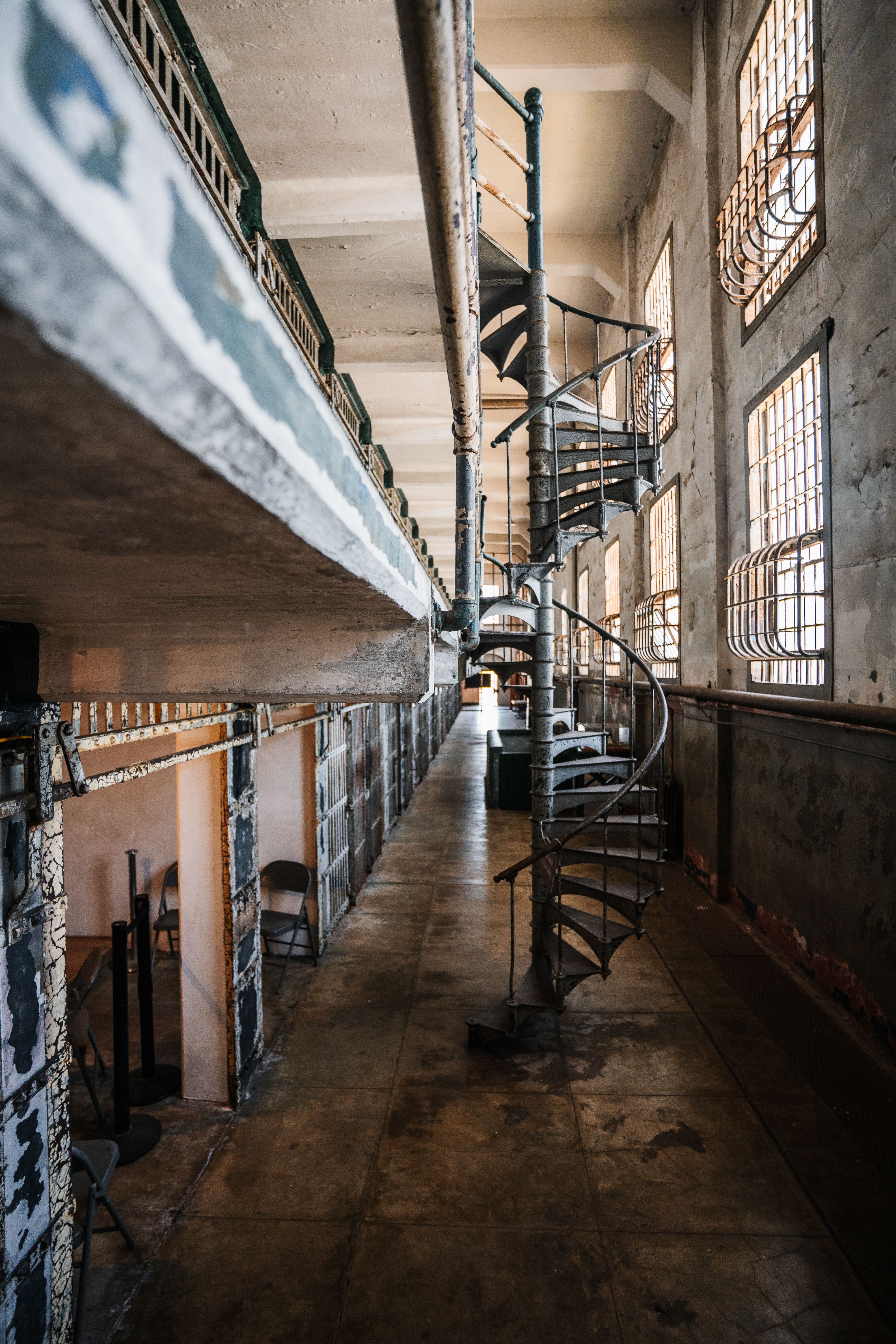Interieurfoto van een wenteltrap op Alcatraz Island, een toonbeeld van industriële architectuur.
