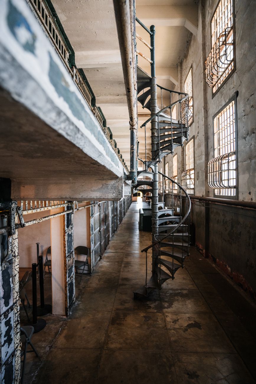 Interieurfoto van een wenteltrap op Alcatraz Island, een toonbeeld van industriële architectuur.