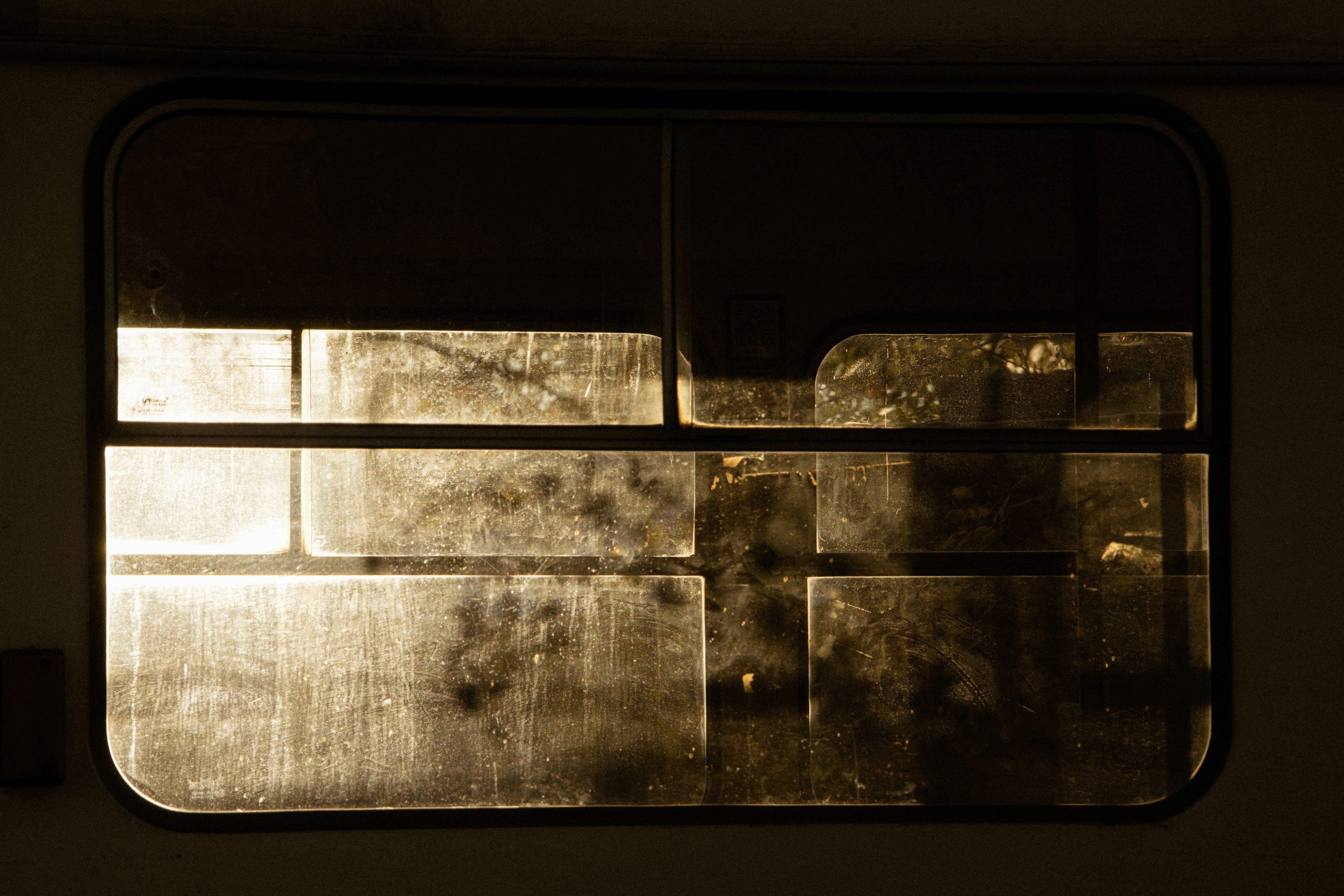 Ücretsiz Ukrayna'nın Kiev şehrinde bir pencereden görünen altın tonlu soyut bir manzara. Stok Fotoğraflar