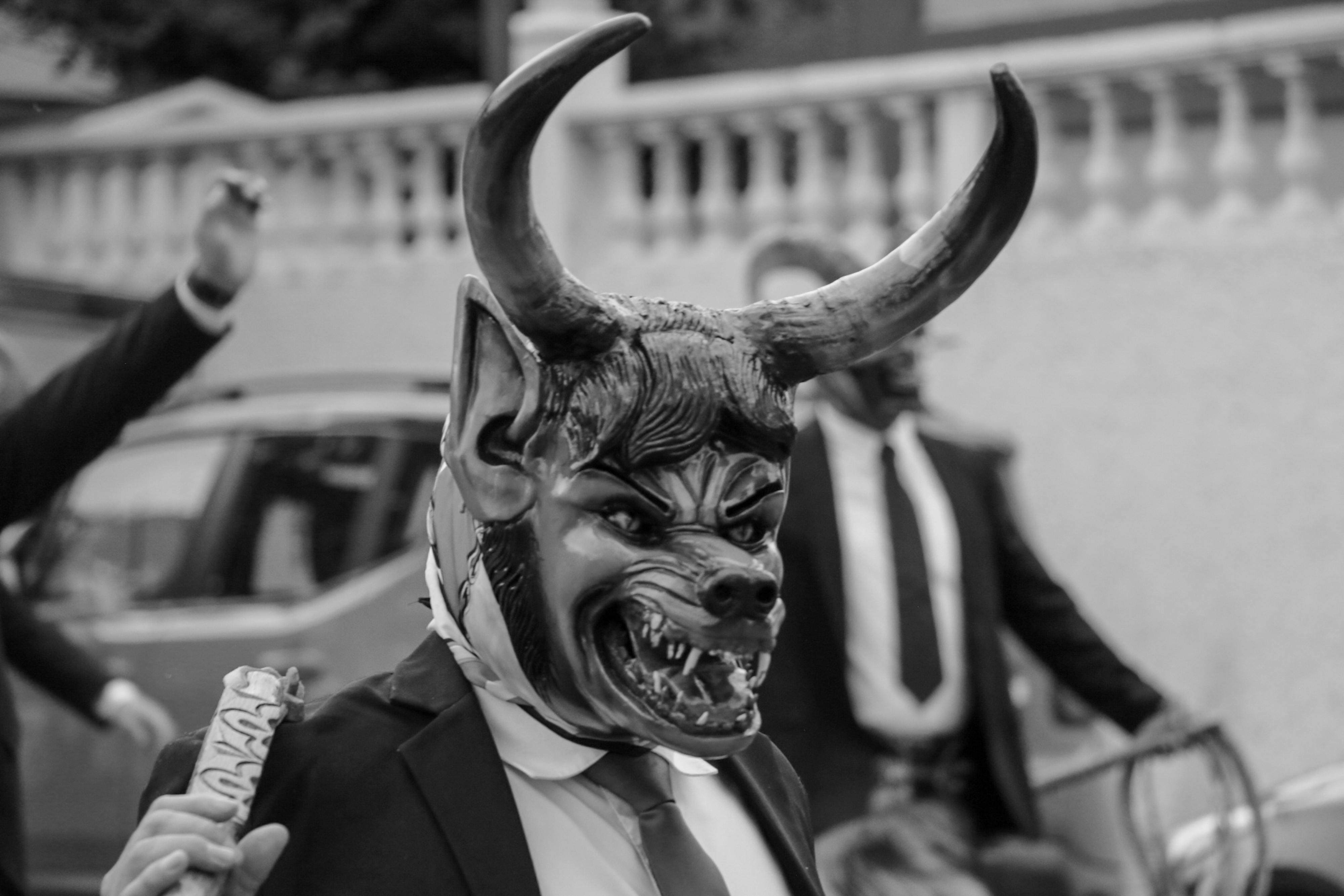 Bezpłatne Osoba ubrana w maskę byka i kostium, trzymająca w ręku rożek lodów podczas imprezy na świeżym powietrzu. Zdjęcie z galerii