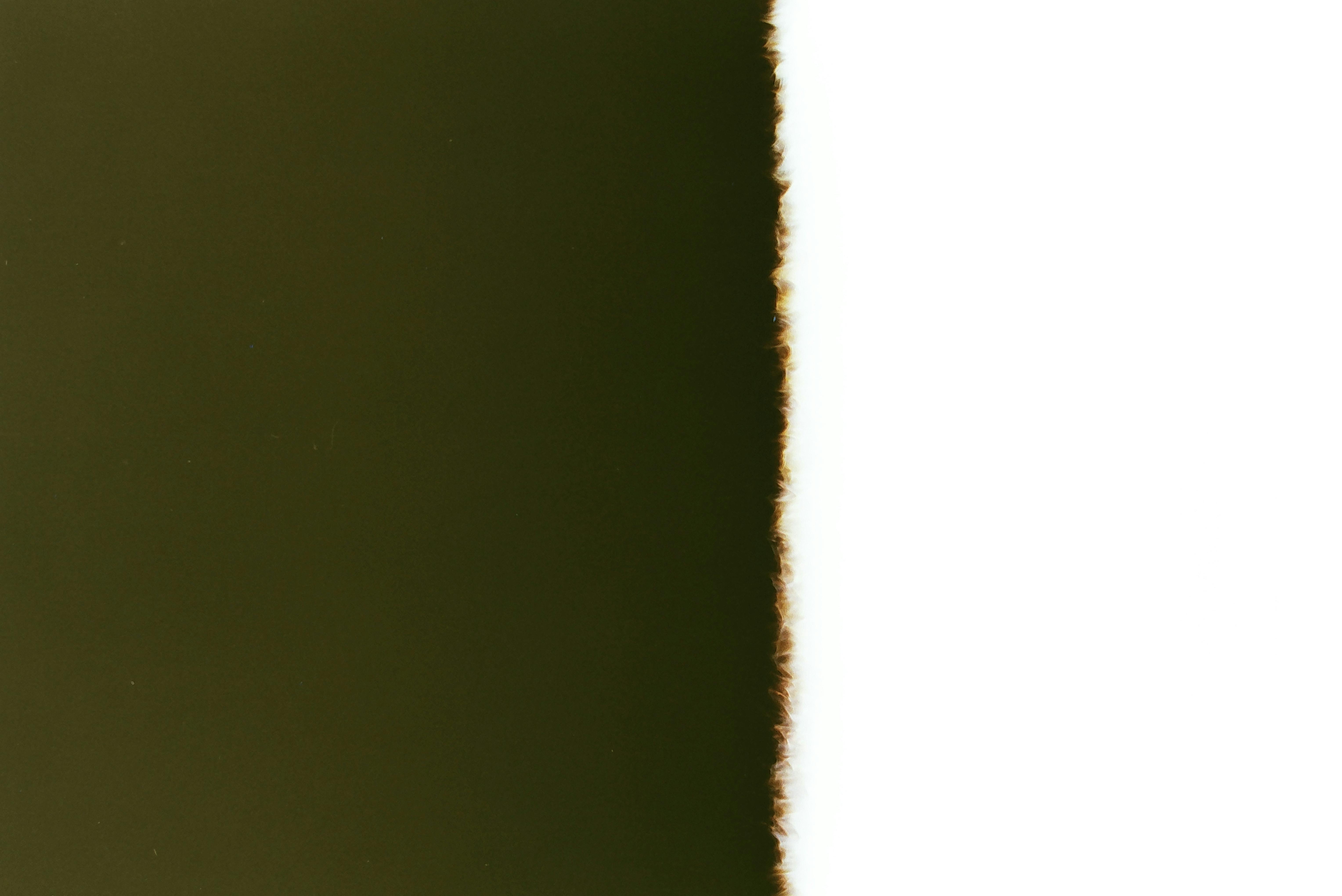 Gratis Arte astratta che presenta una sfumatura scura con uno spazio bianco nitido, perfetta per l'uso come sfondo. Foto a disposizione