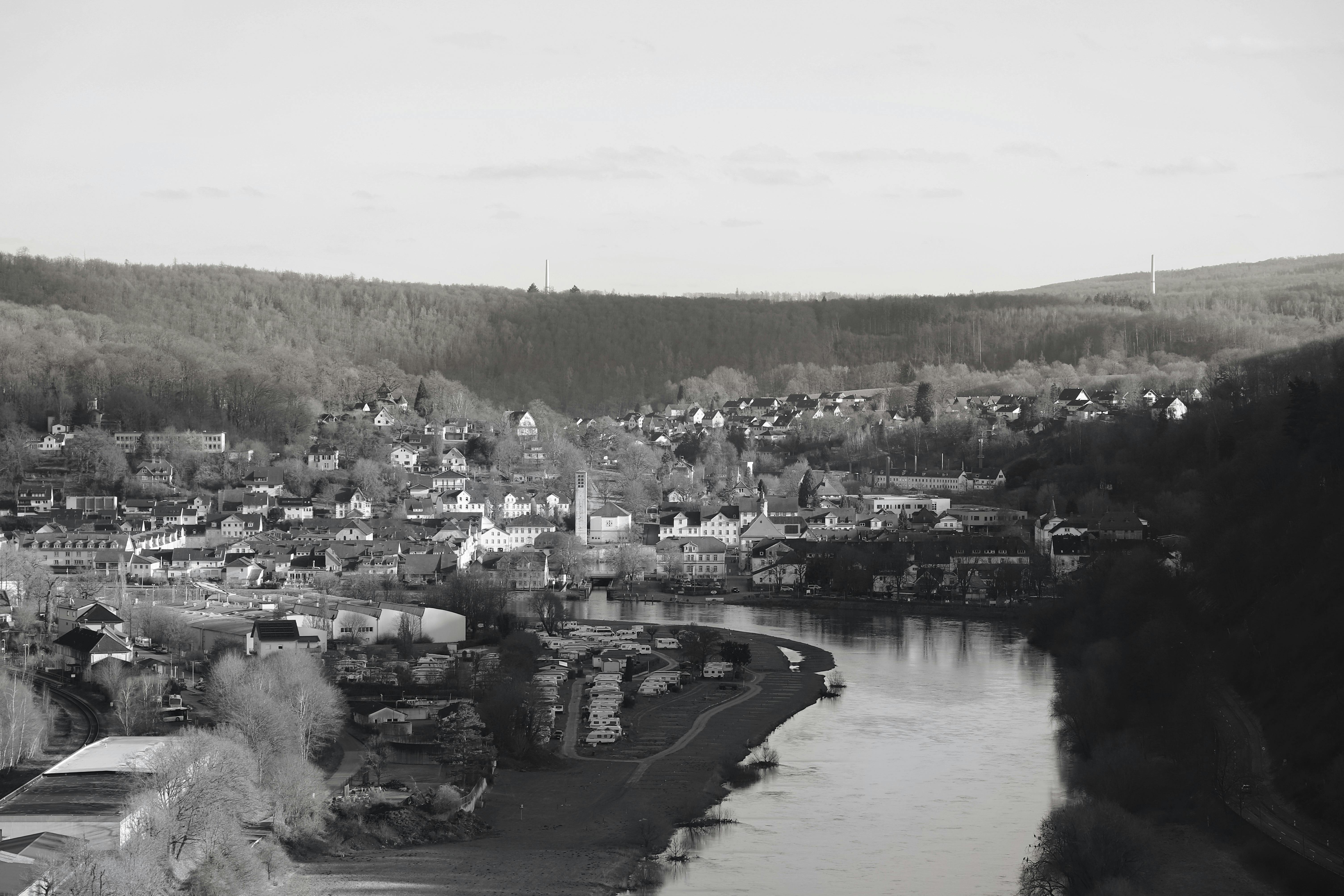 Kostenlos Malerische Luftaufnahme von Bad Karlshafen, Hessen, mit Fluss und Architektur. Stock-Foto