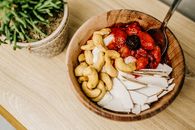 这个健康的早餐碗里，装有腰果、浆果和椰子片