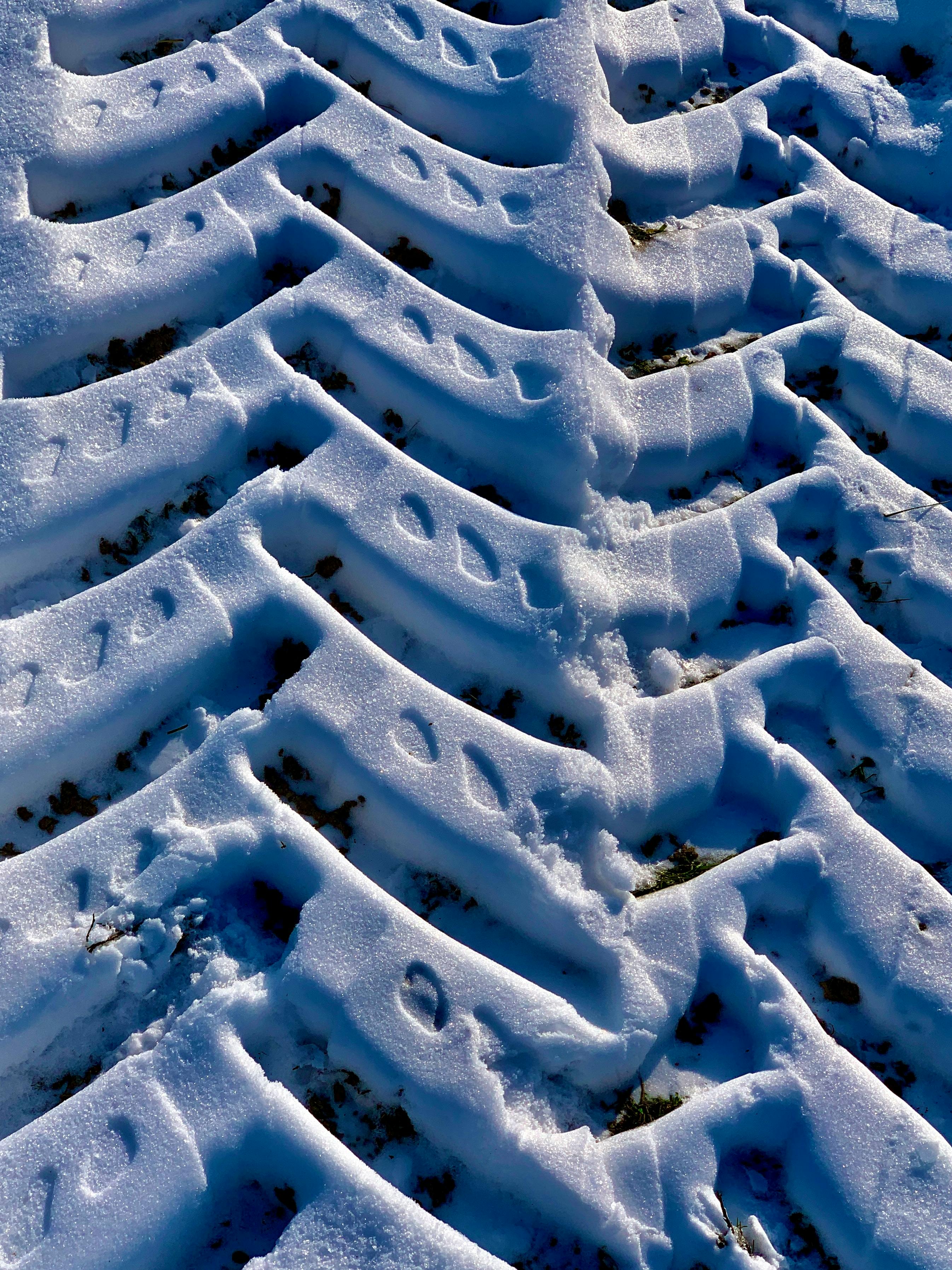Δωρεάν Κοντινό πλάνο χιονισμένων ιχνών ελαστικών σε ένα χωράφι, που αναδεικνύει χειμερινές υφές και μοτίβα. Φωτογραφία από στοκ φωτογραφιών