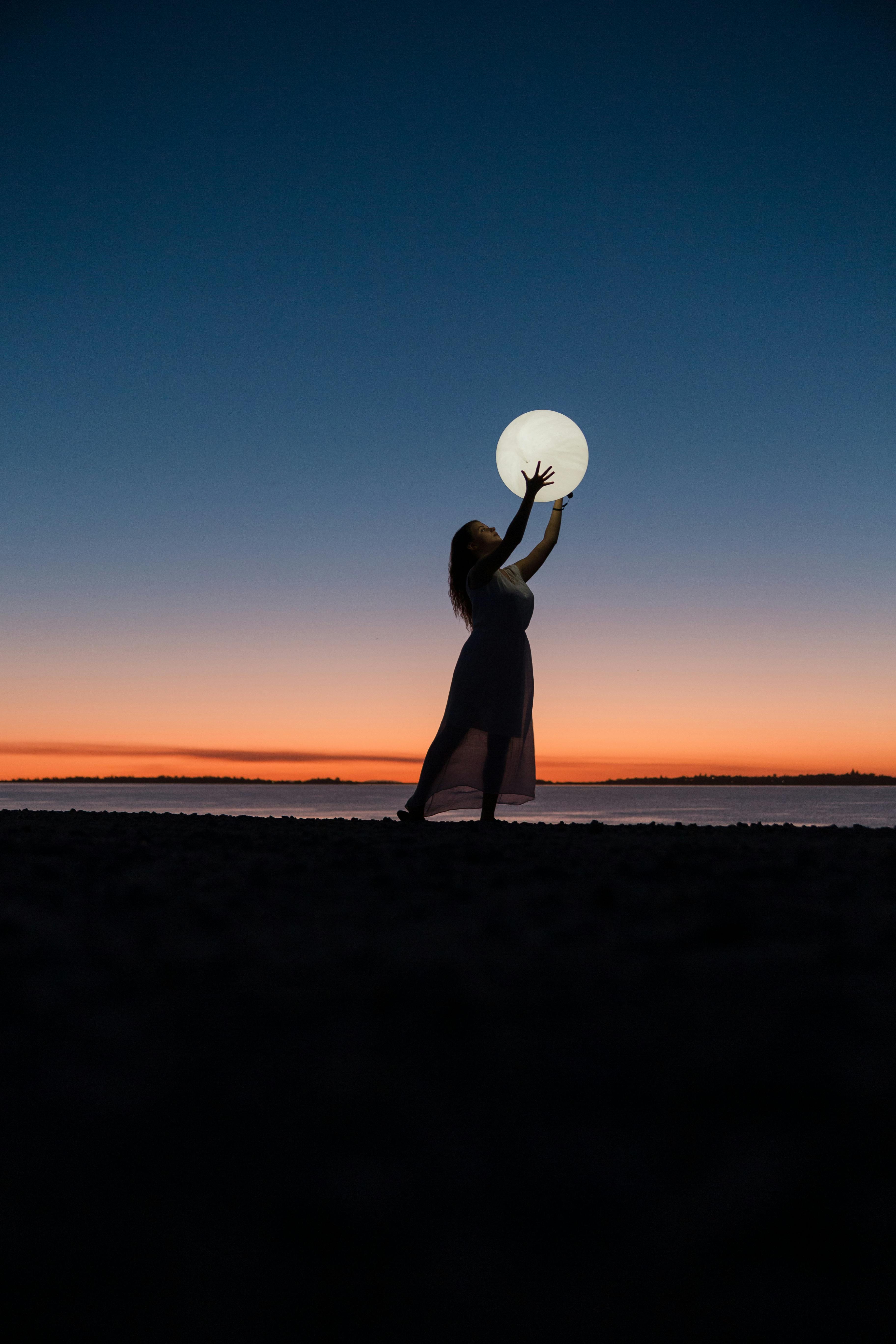 Mulher Segurando Uma Lua · Foto profissional gratuita