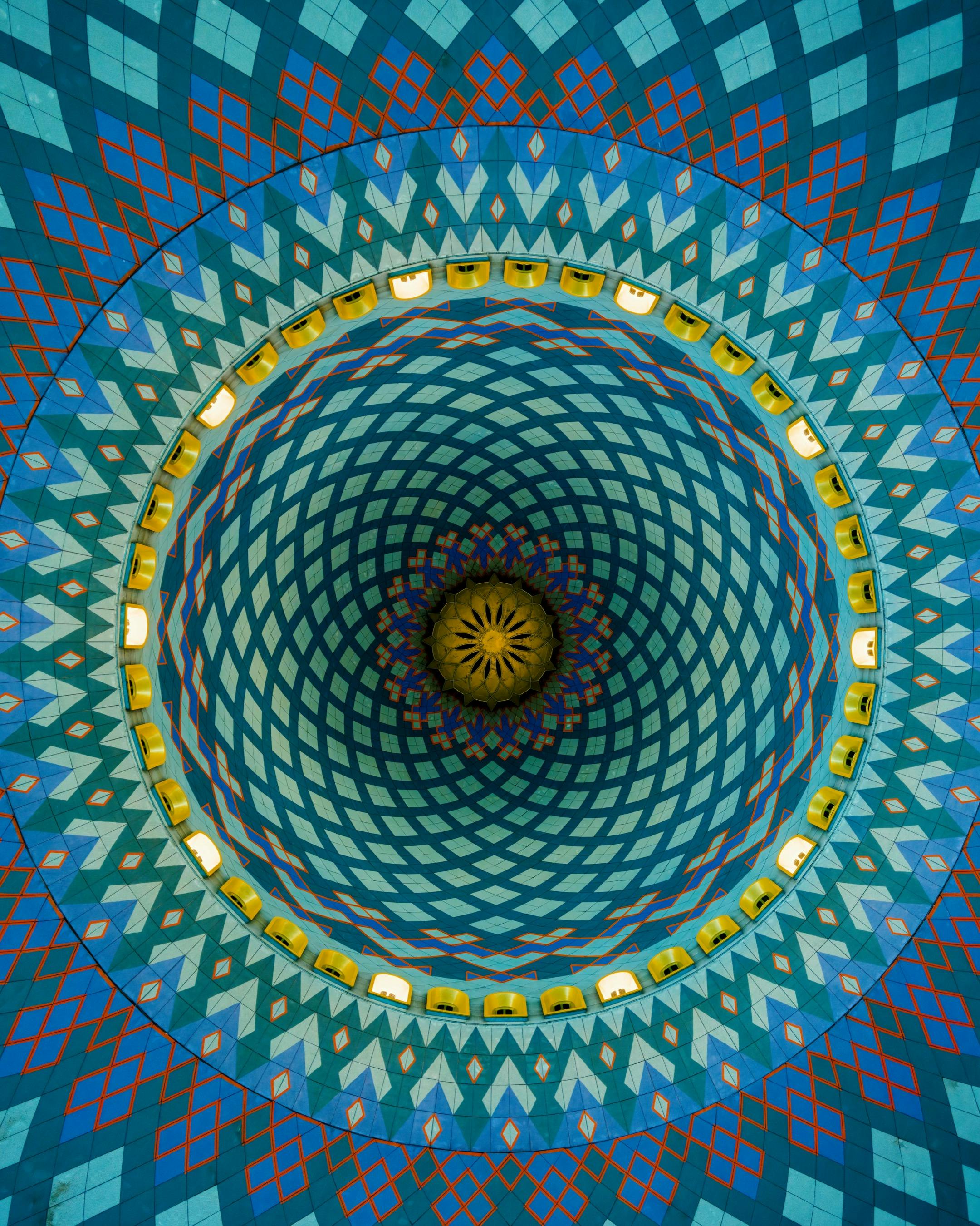 Gratis Vakre geometriske mønstre på et kuppeltak i en moské i Jawa Timur, Indonesia. Arkivbilde